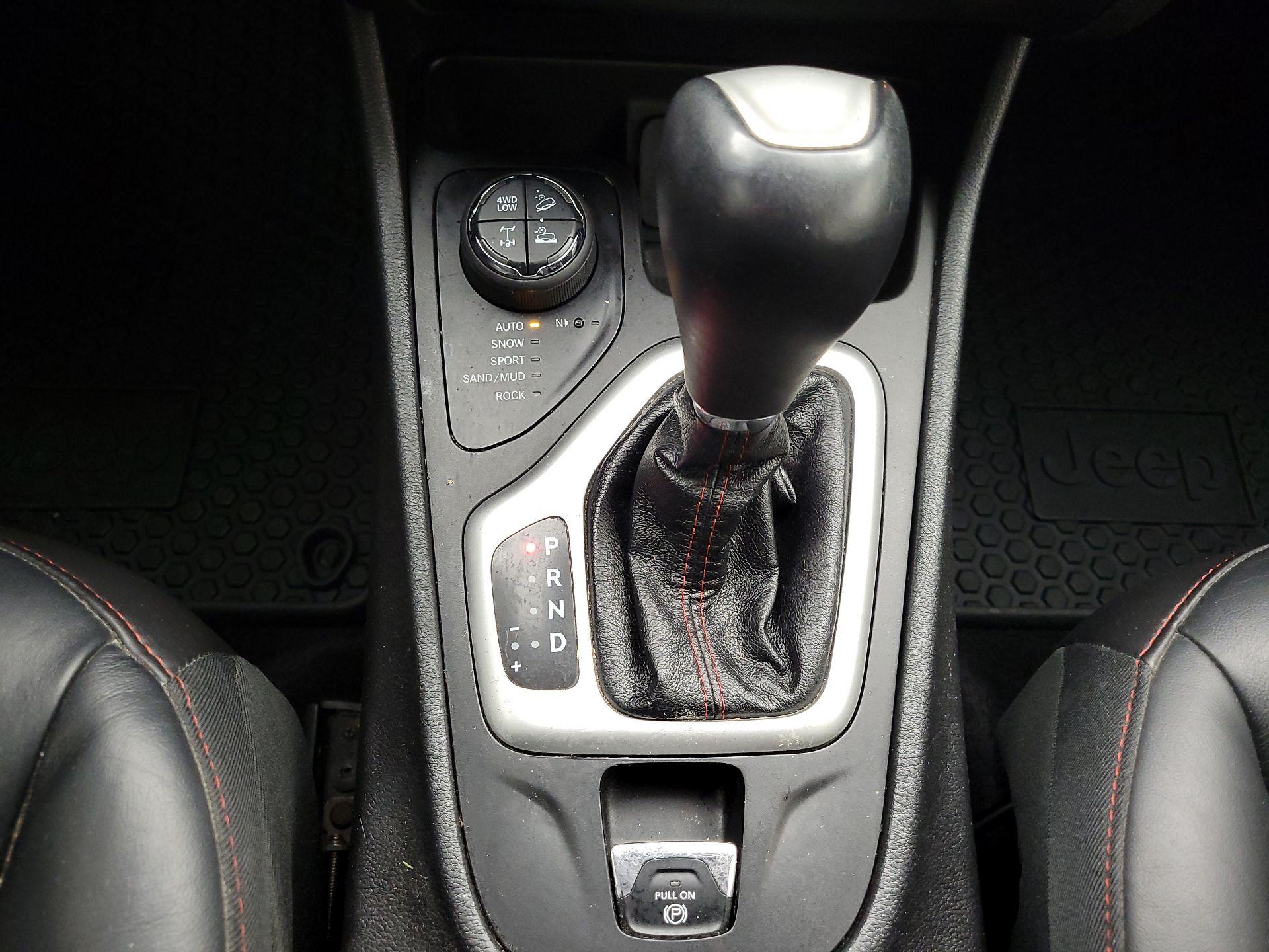 Thumbnail: 2018 Jeep Cherokee - 17