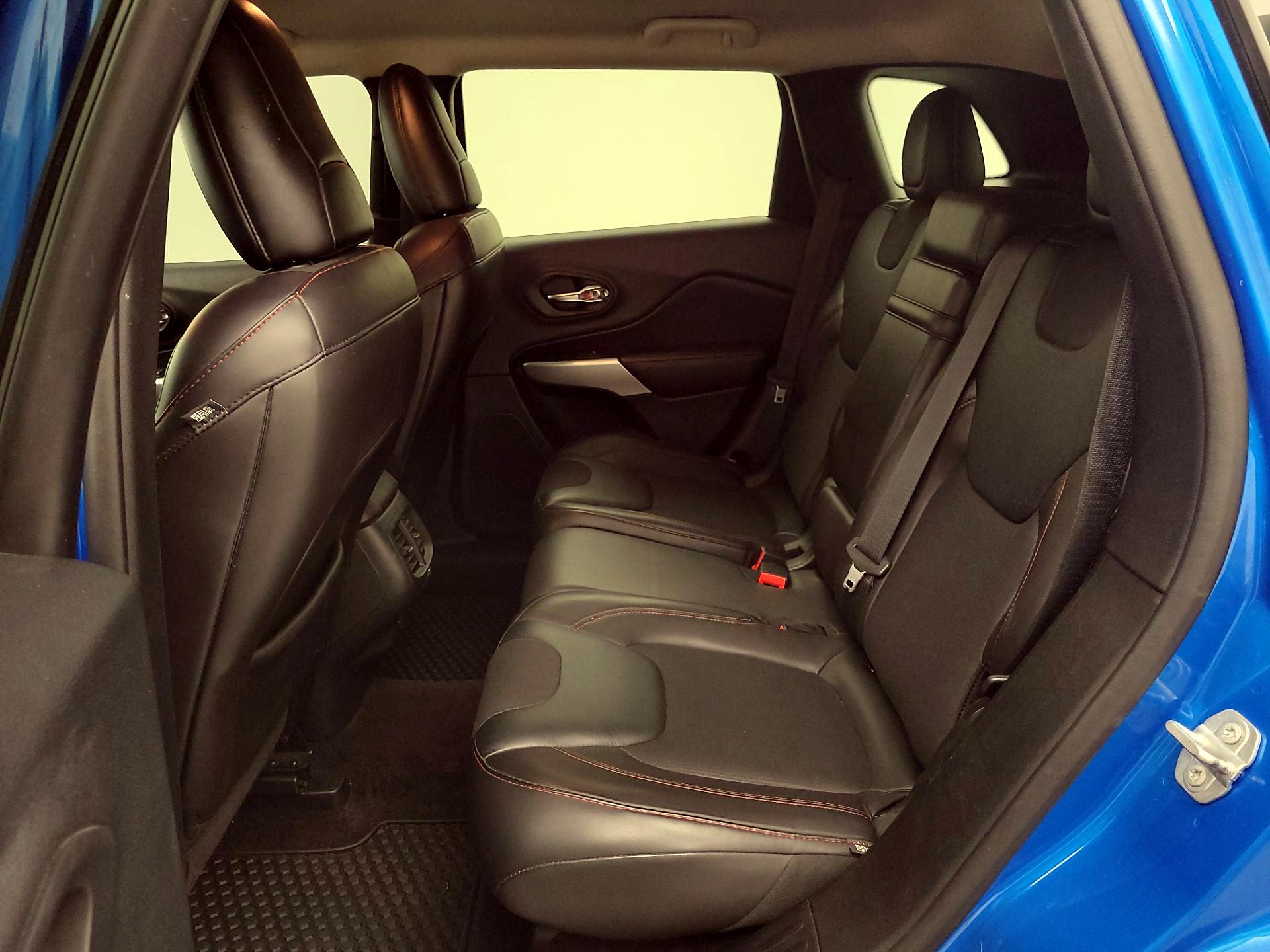 Thumbnail: 2018 Jeep Cherokee - 19