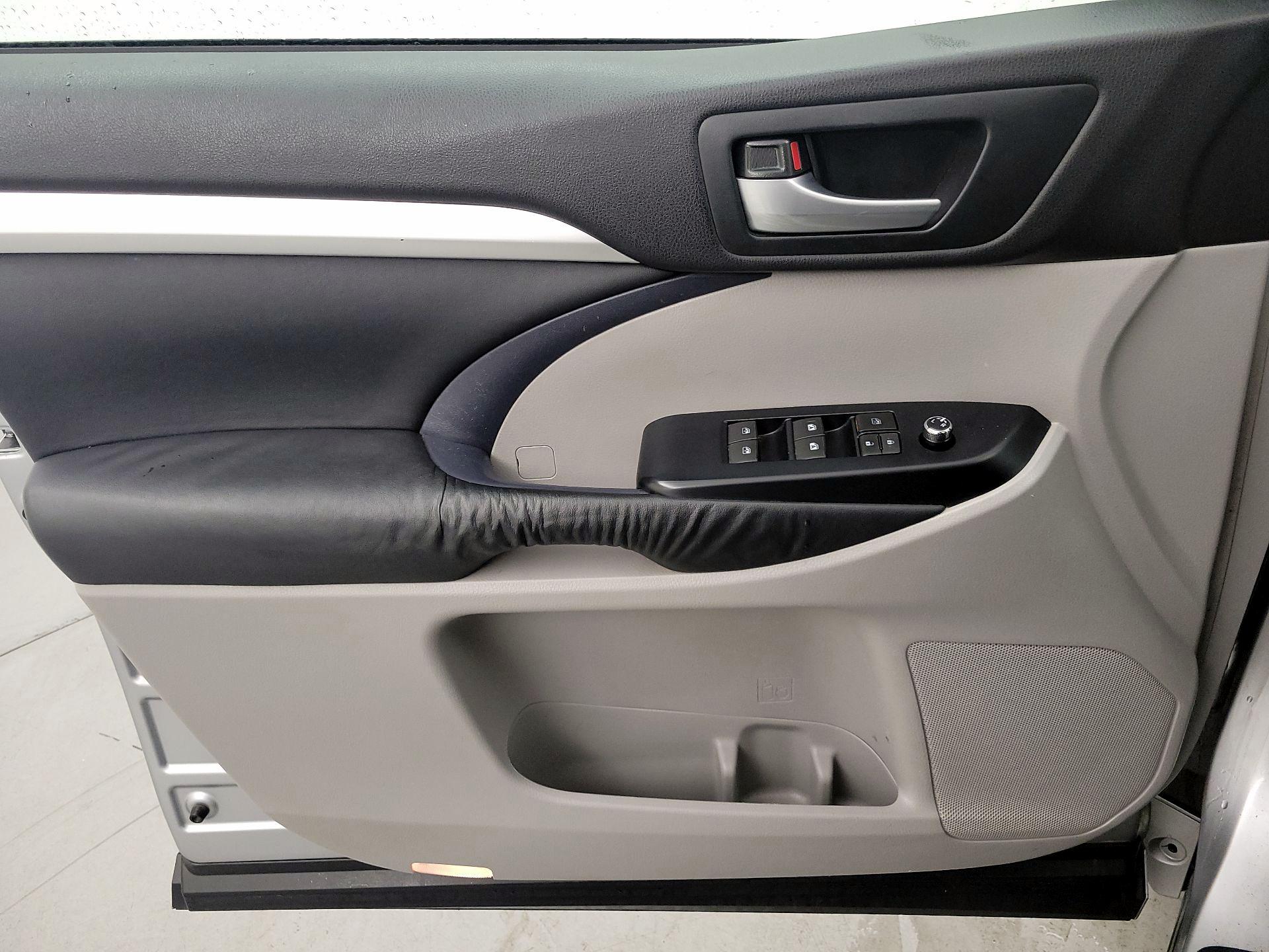 Thumbnail: 2015 Toyota Highlander - 12