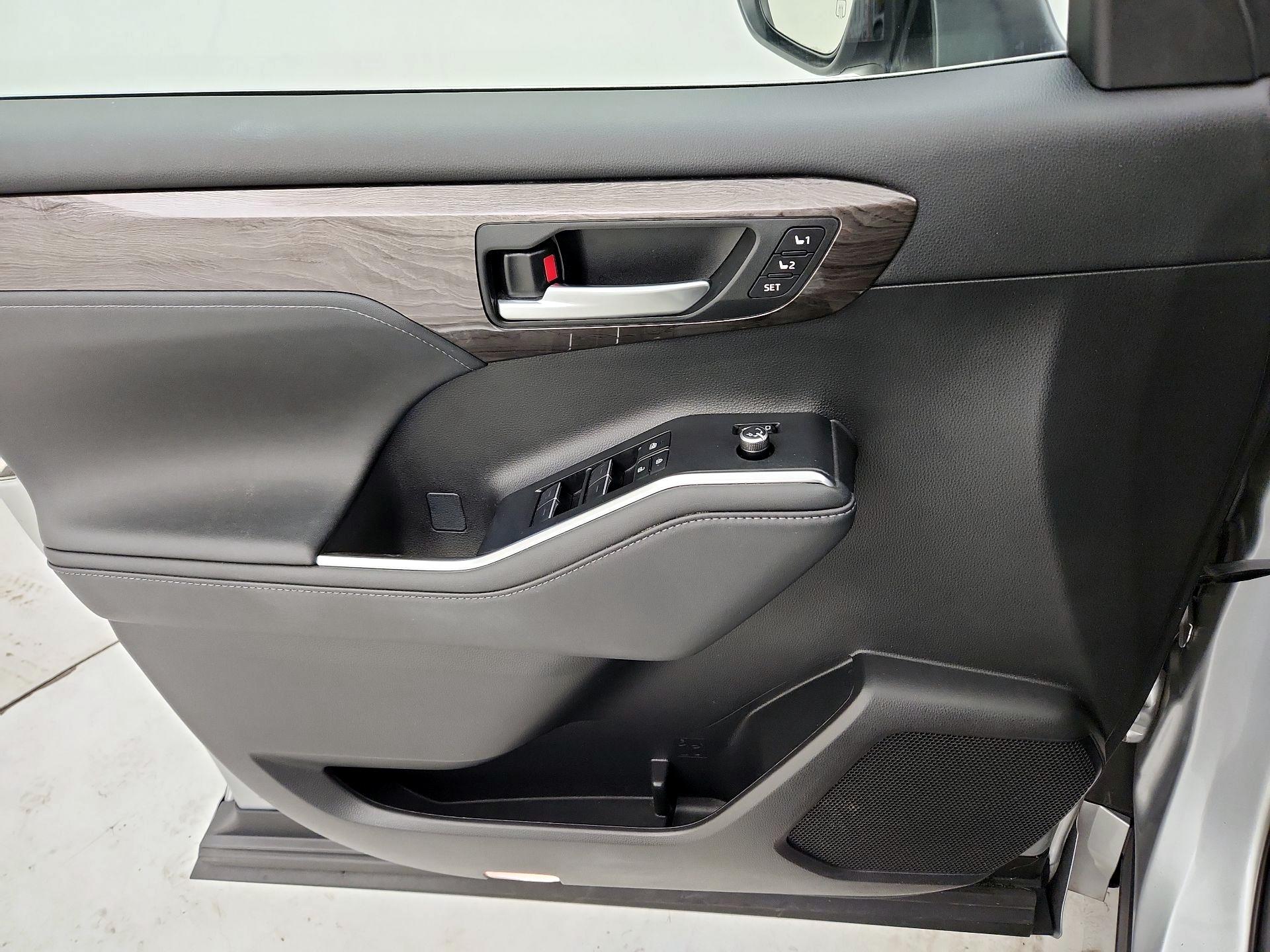 Thumbnail: 2023 Toyota Highlander - 12