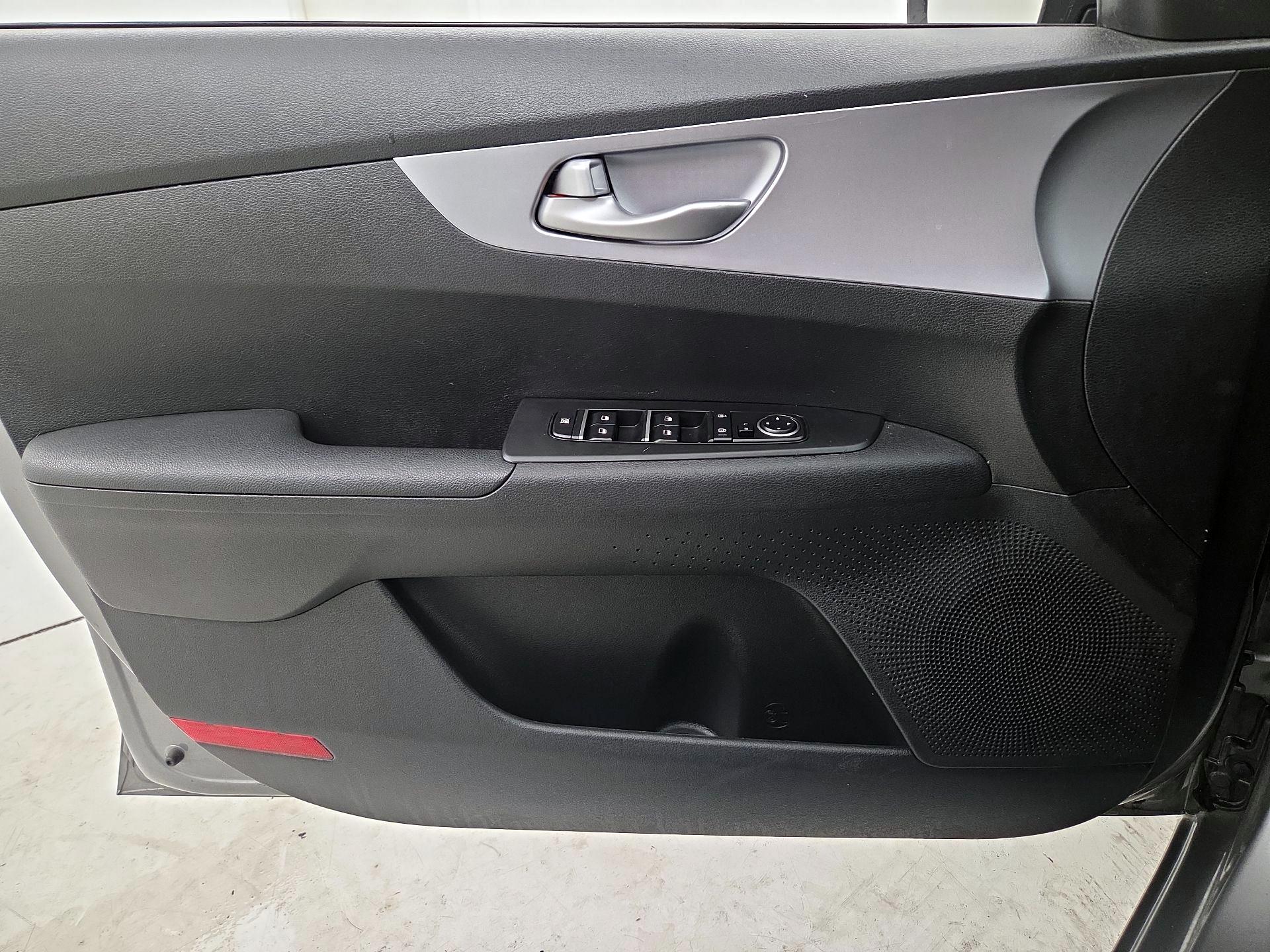 Thumbnail: 2022 Kia Forte - 12