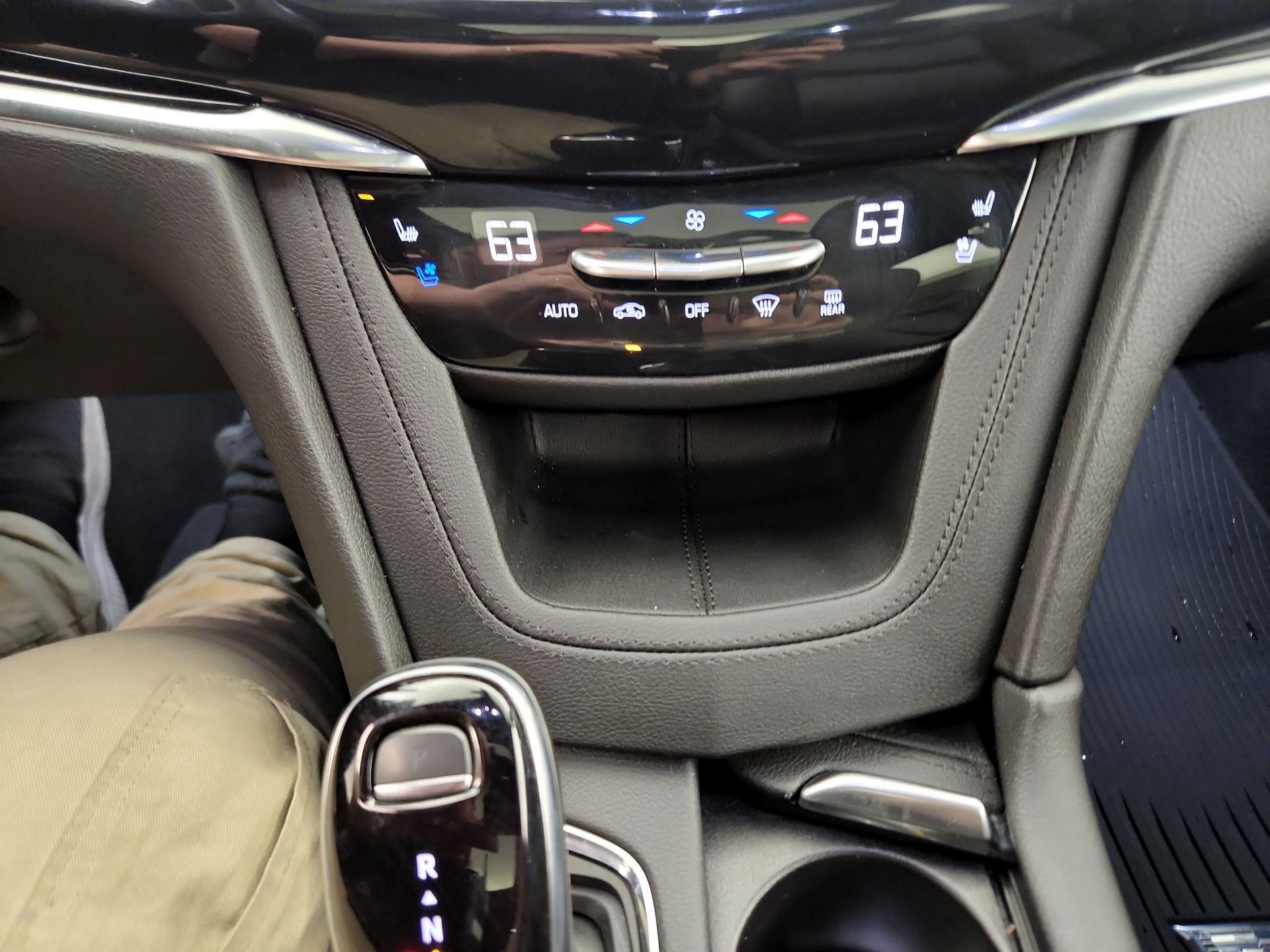 Thumbnail: 2021 Cadillac XT6 - 17