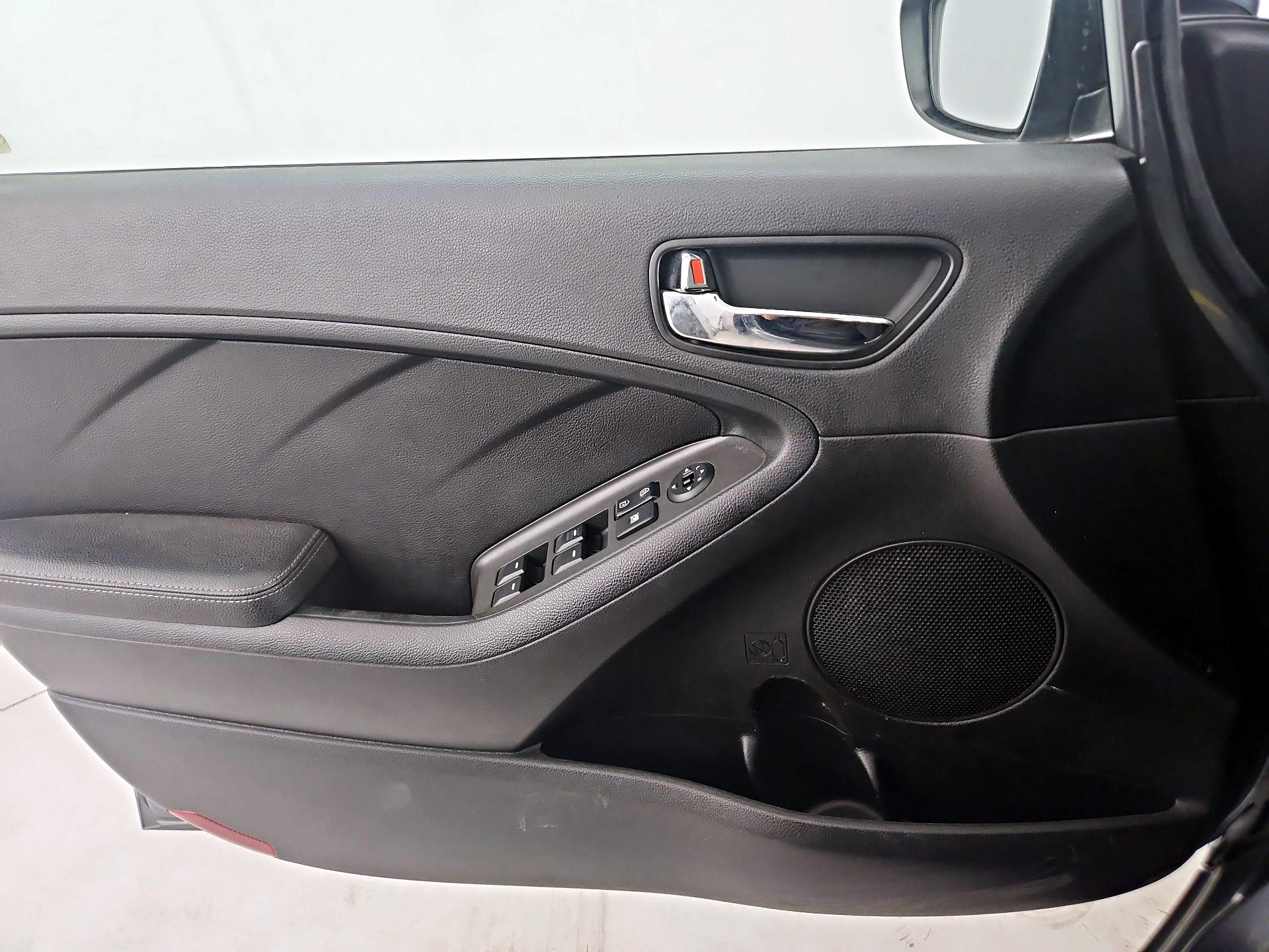 Thumbnail: 2017 Kia Forte - 12