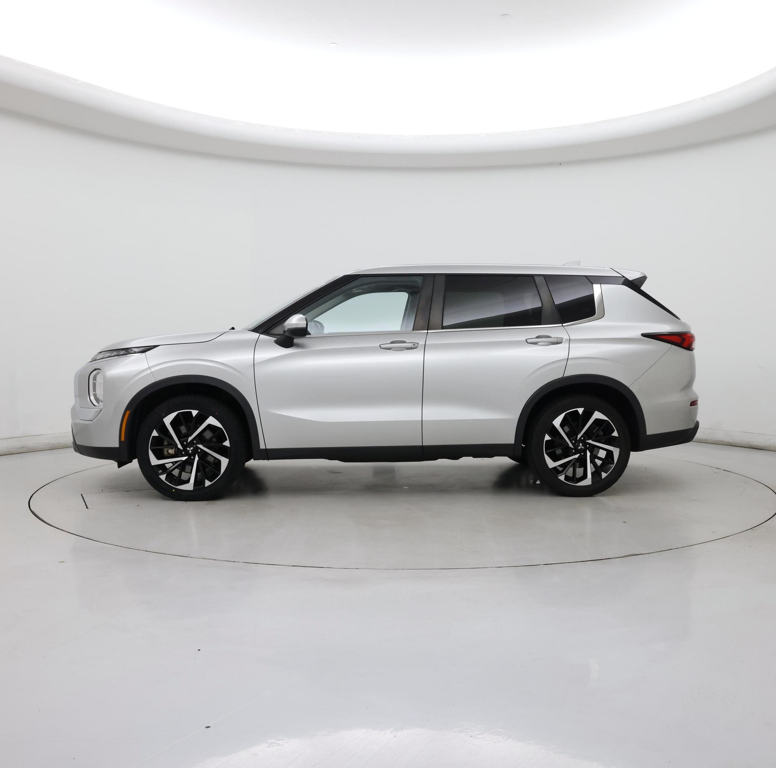 Thumbnail: 2022 Mitsubishi Outlander - 3