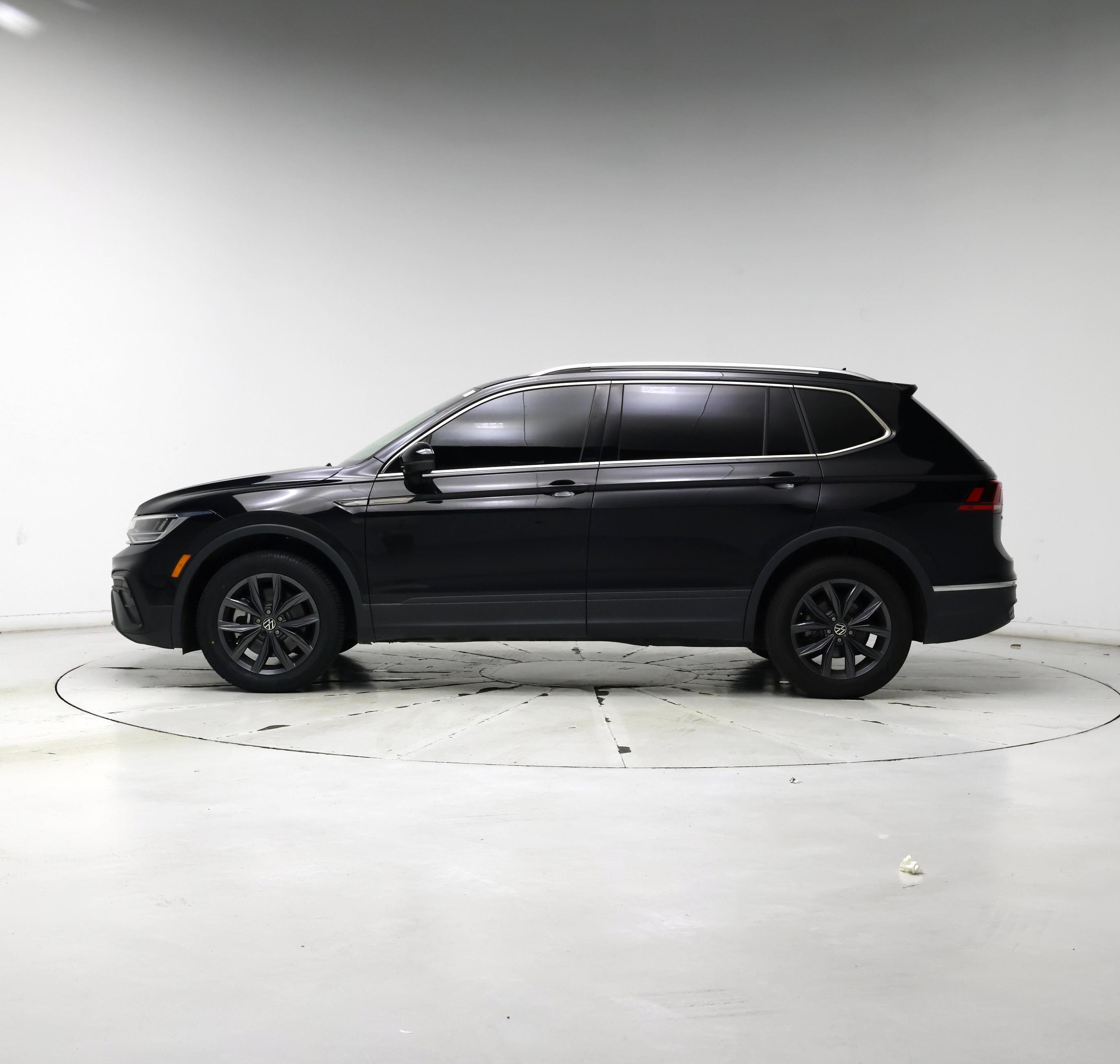 Thumbnail: 2023 Volkswagen Tiguan - 3