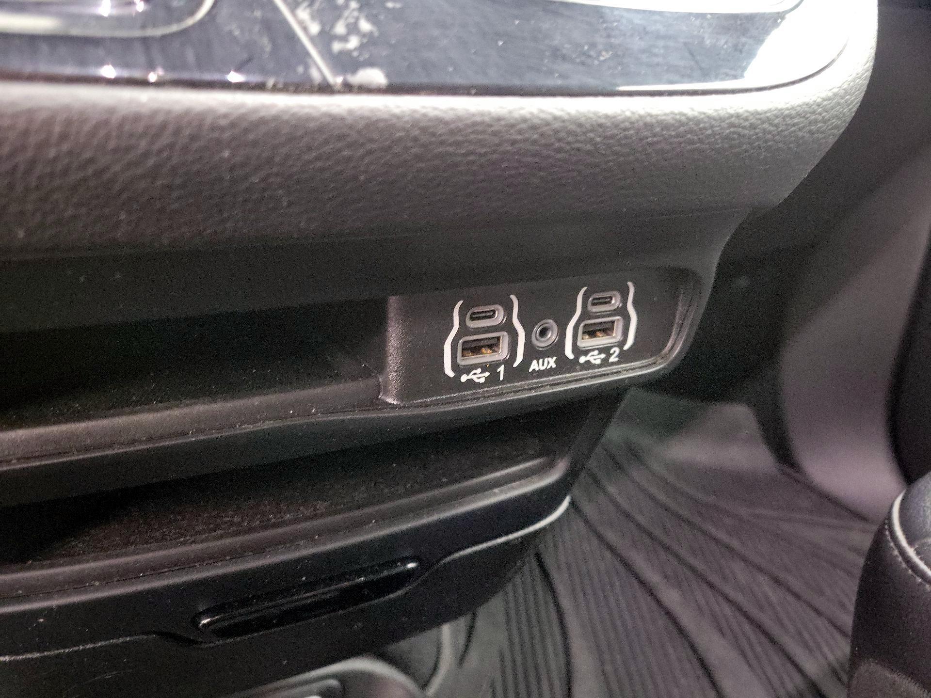 Thumbnail: 2021 Chrysler Pacifica - 18