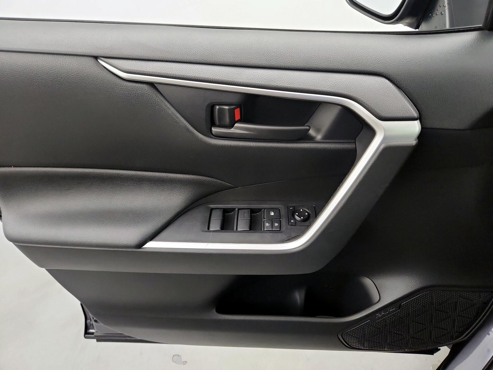 Thumbnail: 2020 Toyota RAV4 - 12