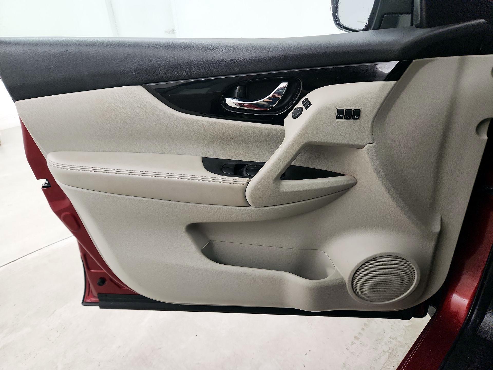 Thumbnail: 2021 Nissan Rogue Sport - 12