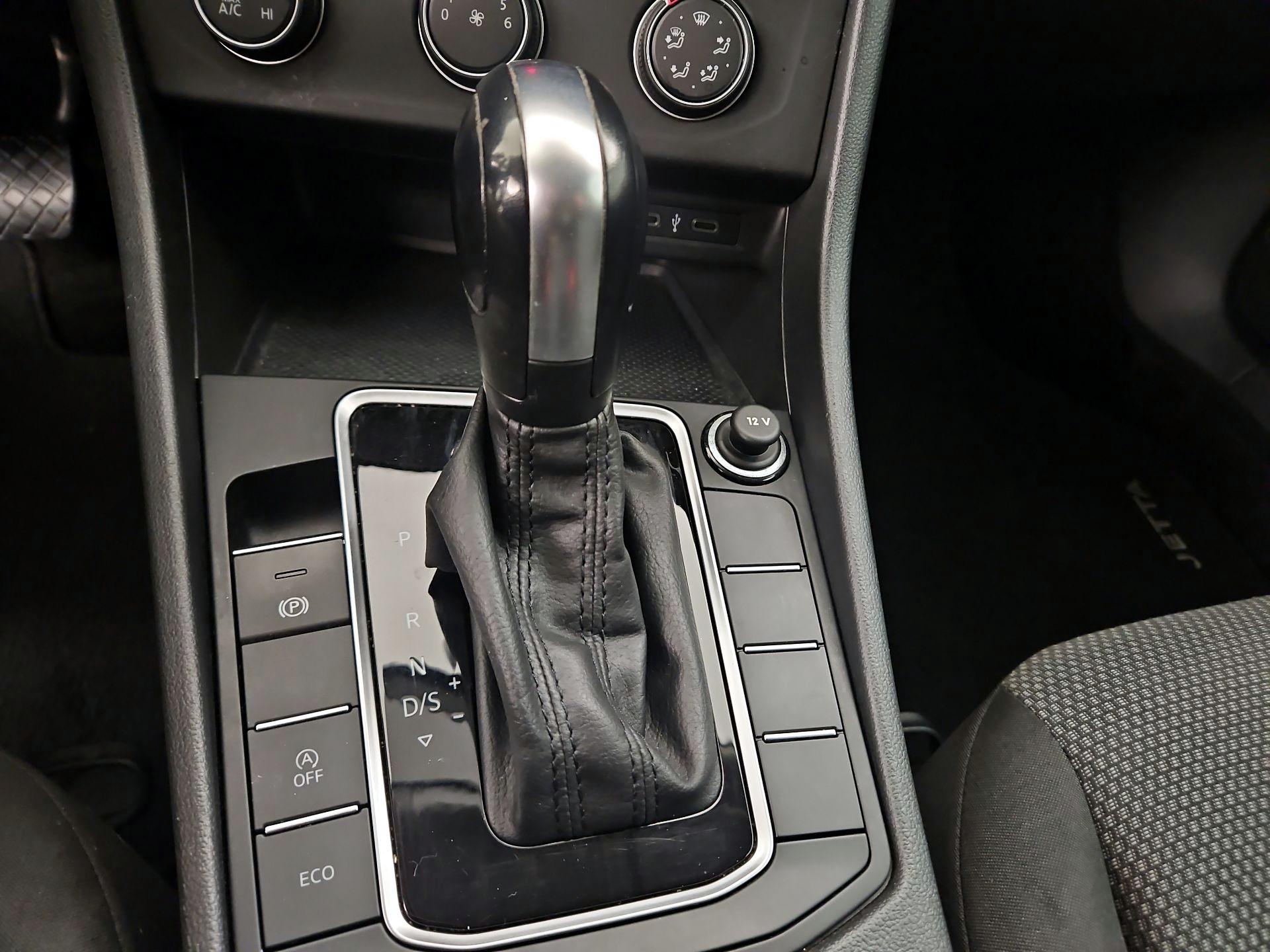 Thumbnail: 2021 Volkswagen Jetta - 17