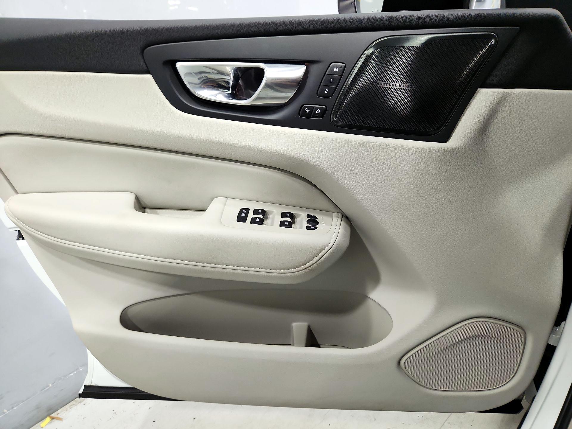 Thumbnail: 2023 Volvo XC60 - 12