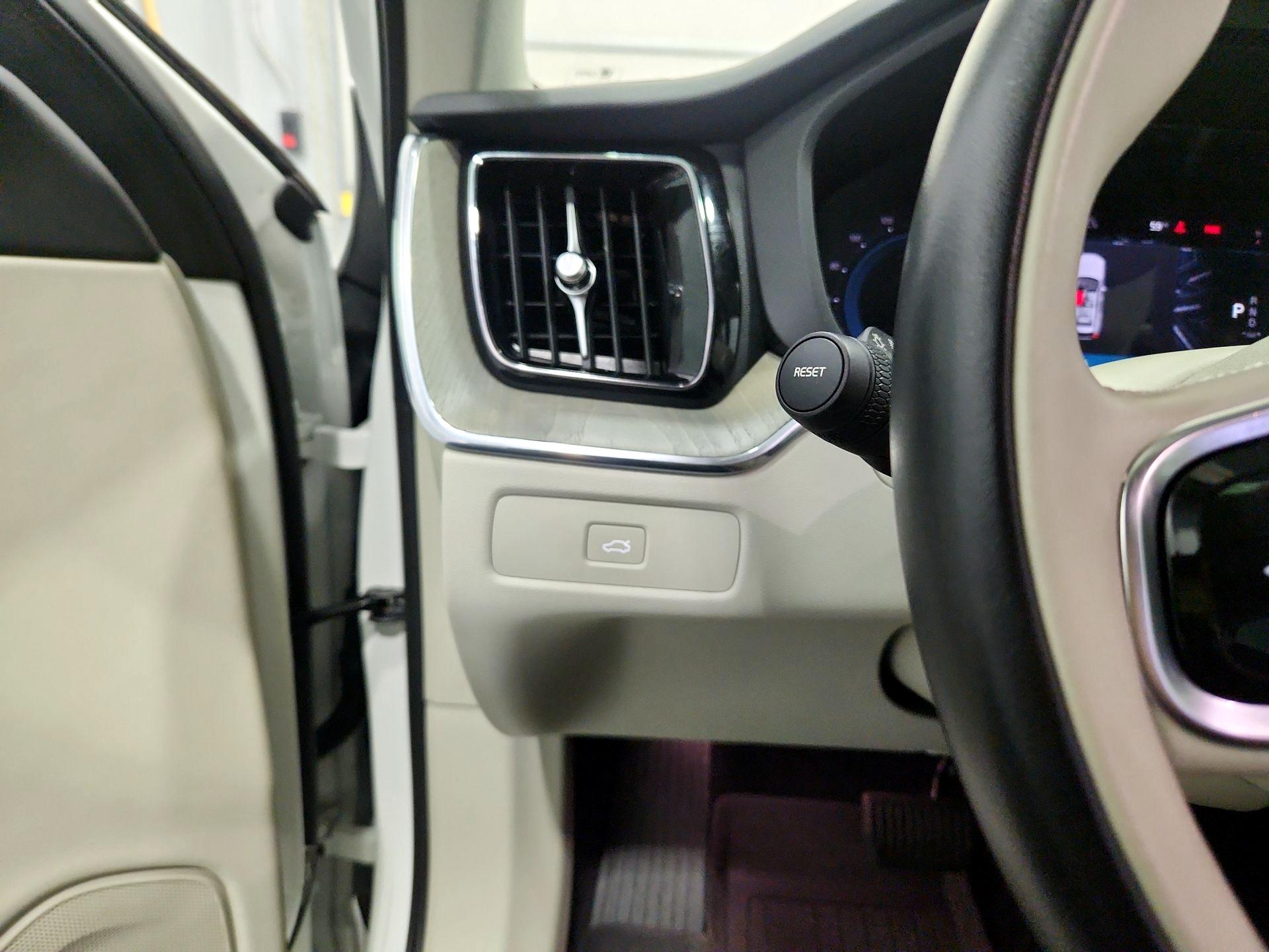 Thumbnail: 2023 Volvo XC60 - 13