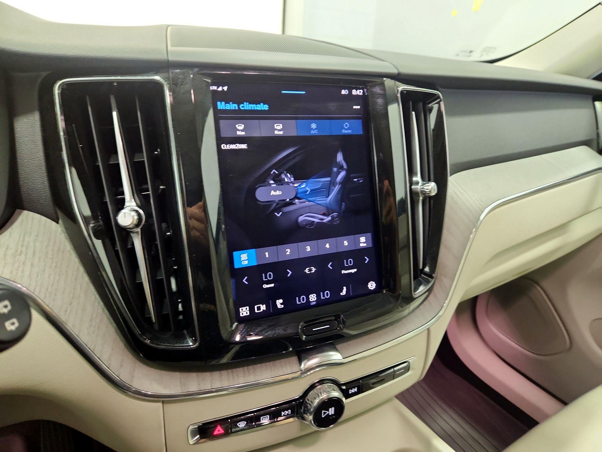 Thumbnail: 2023 Volvo XC60 - 17