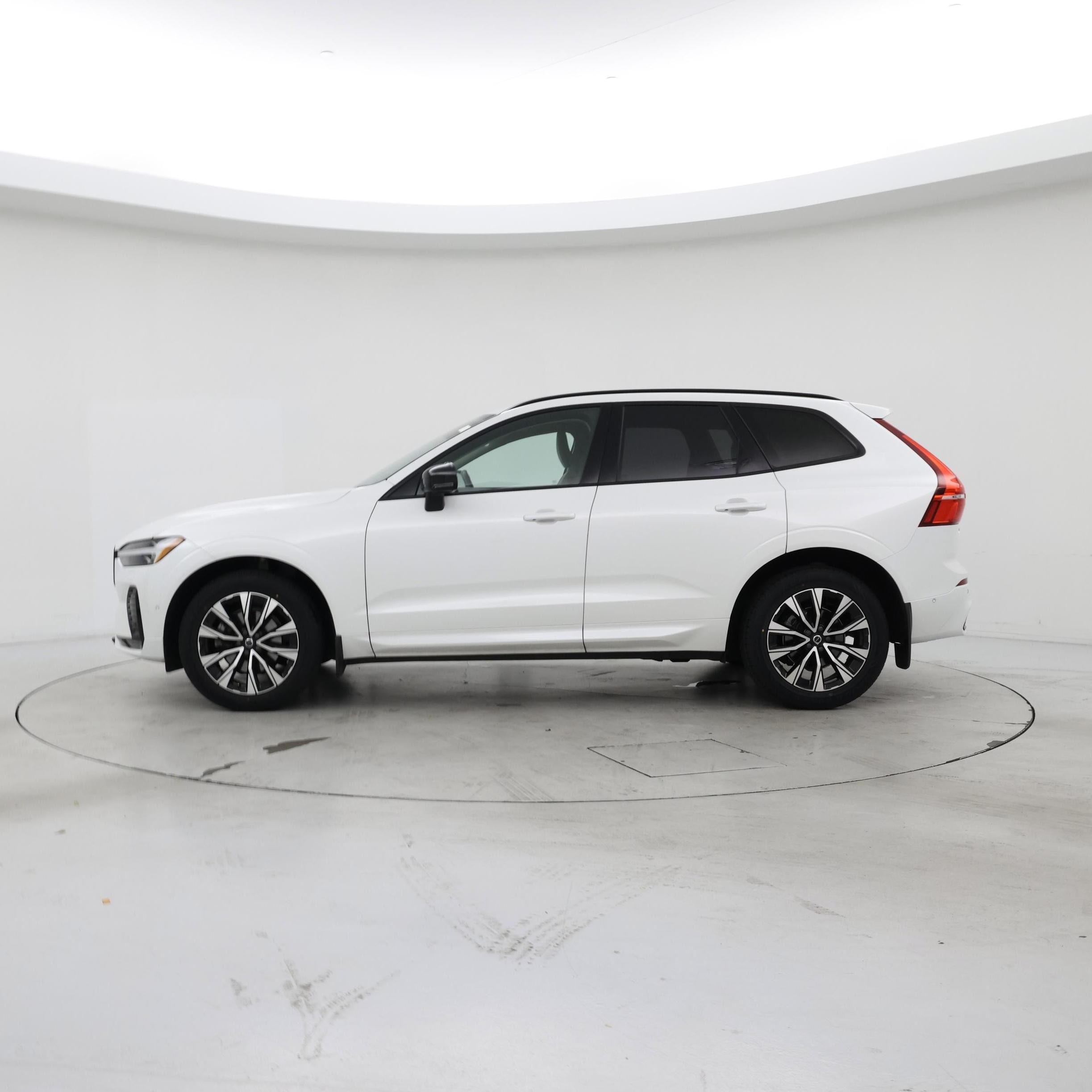 Thumbnail: 2023 Volvo XC60 - 3