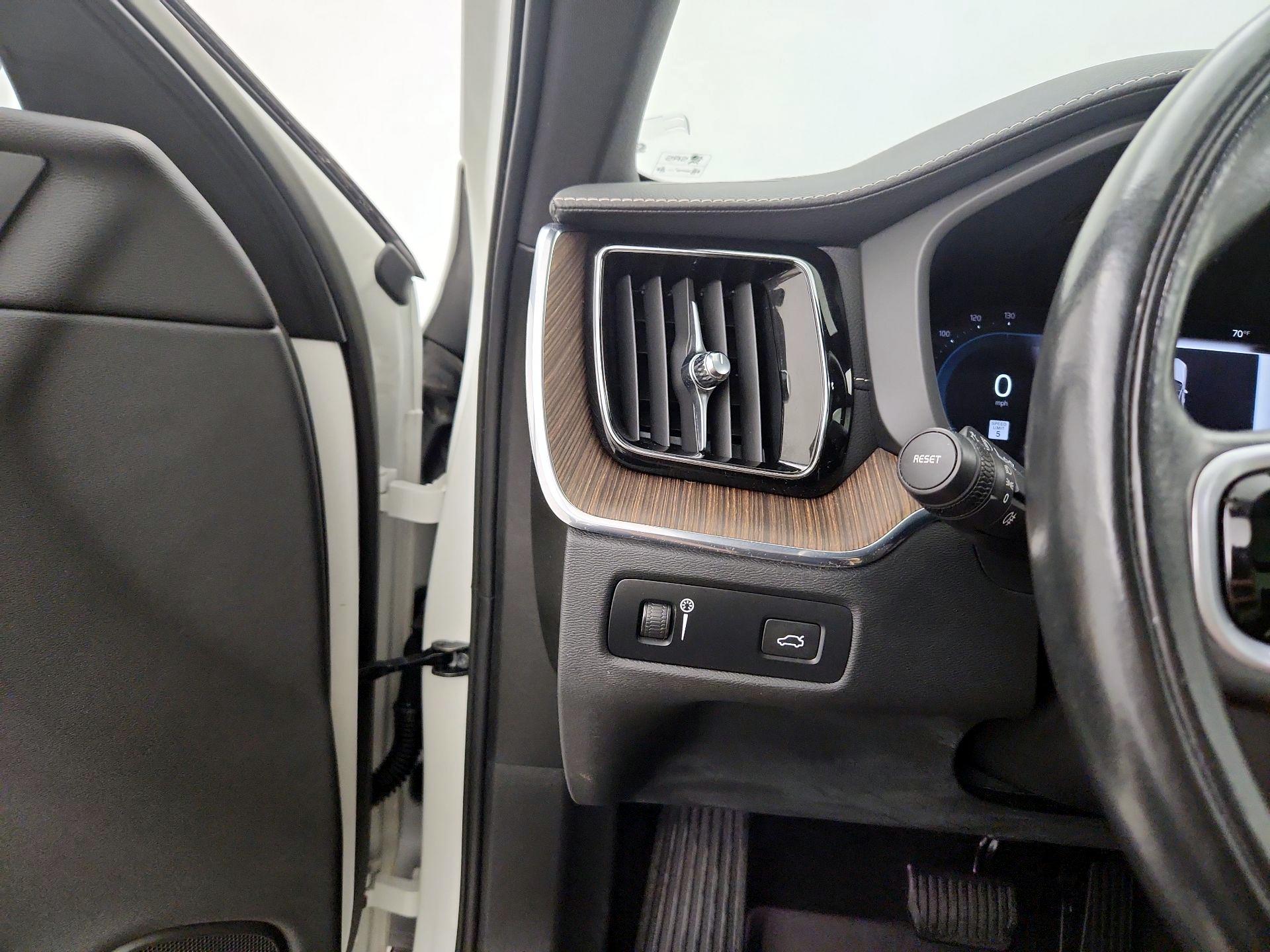 Thumbnail: 2022 Volvo XC60 - 13