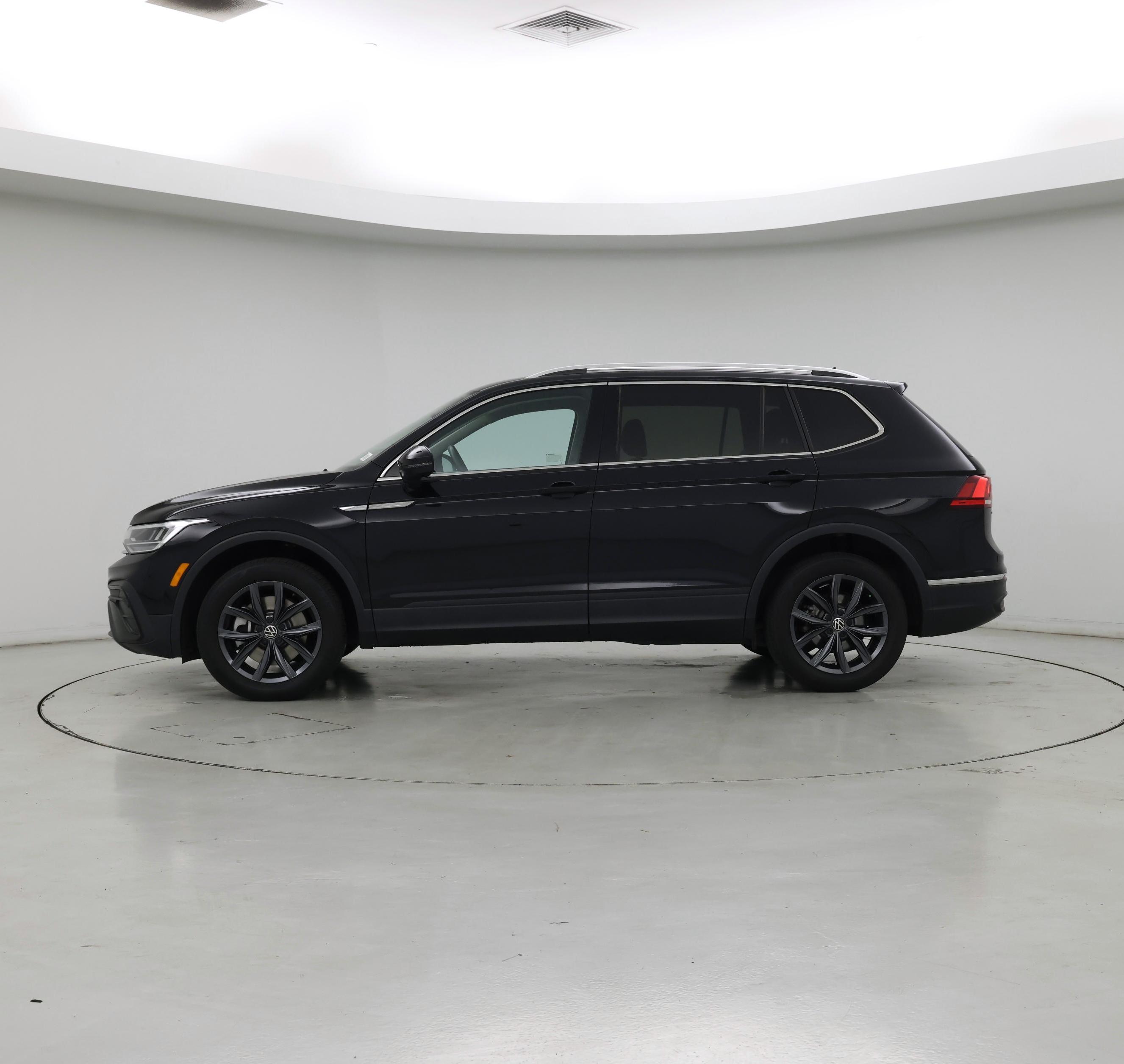 Thumbnail: 2023 Volkswagen Tiguan - 3