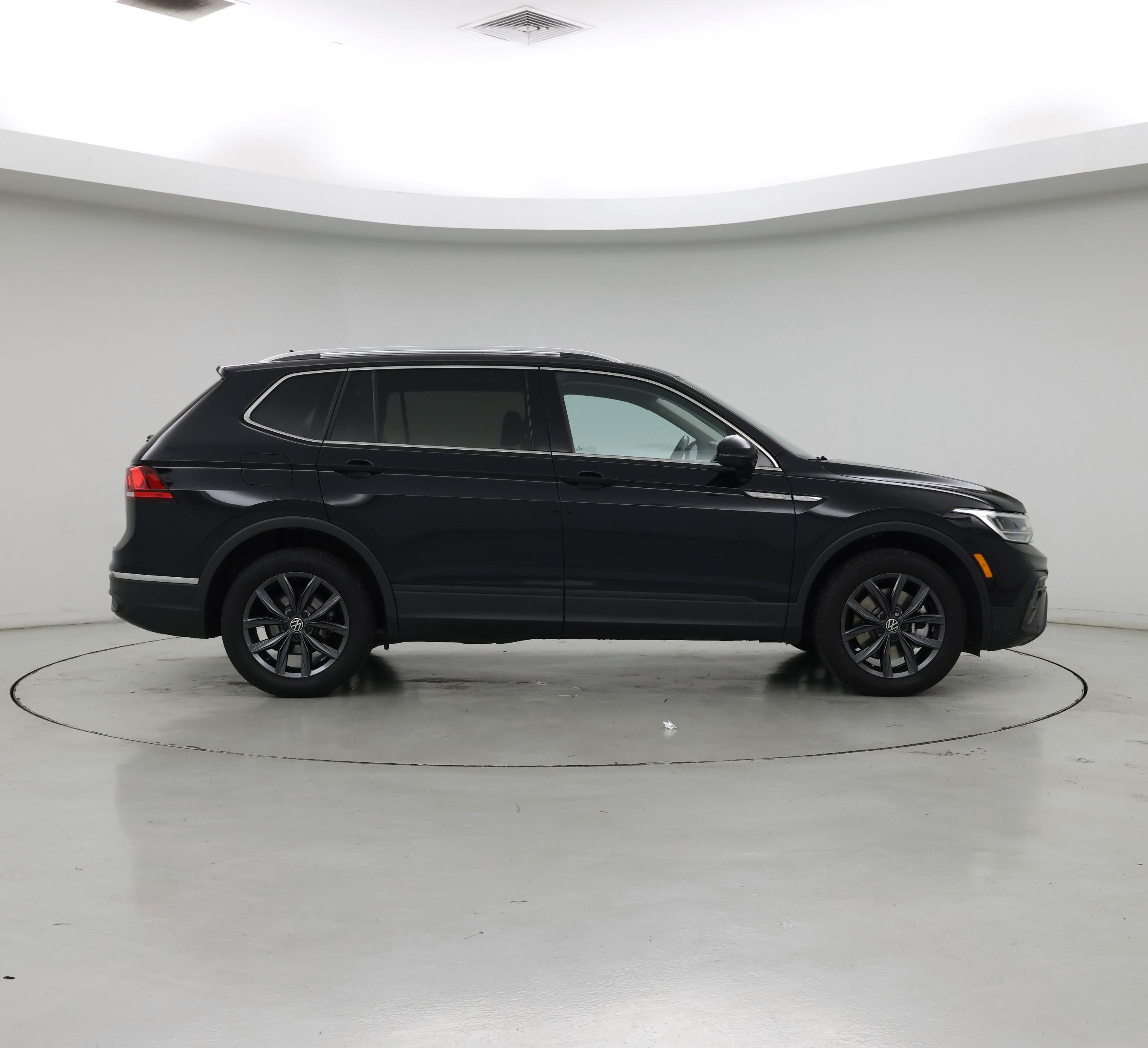 Thumbnail: 2023 Volkswagen Tiguan - 7