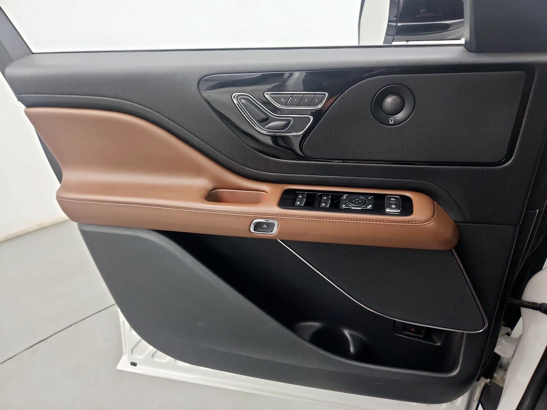 Thumbnail: 2022 Lincoln Aviator - 12