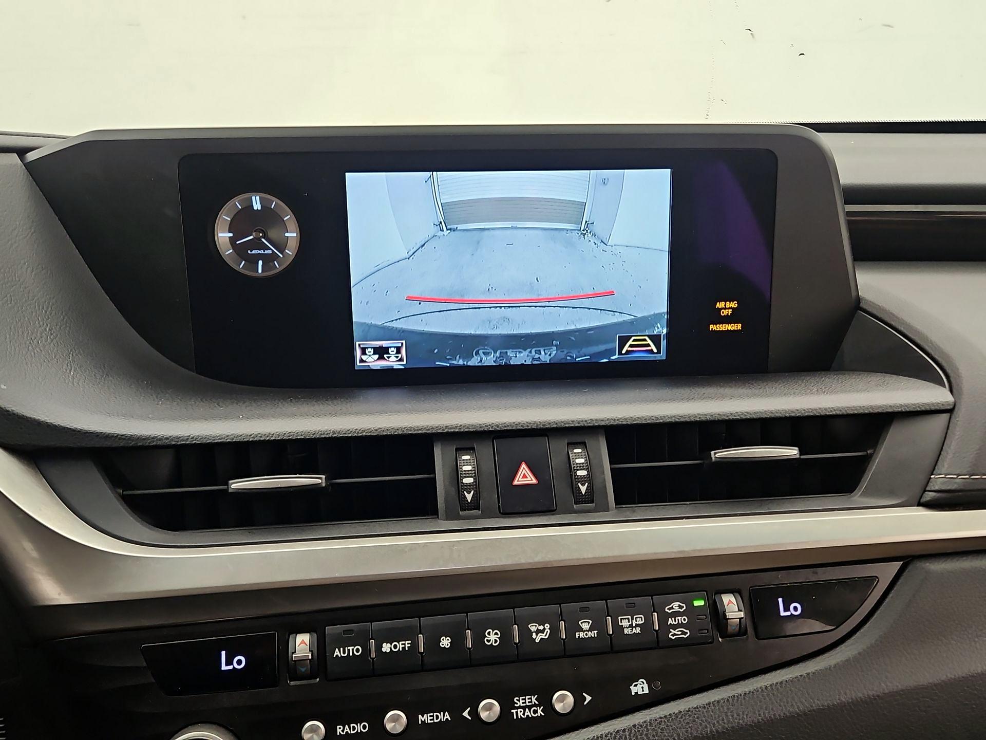 Thumbnail: 2021 Lexus ES - 14