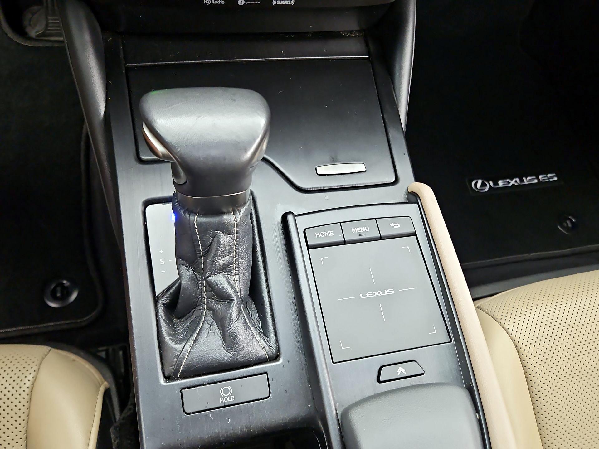 Thumbnail: 2021 Lexus ES - 17