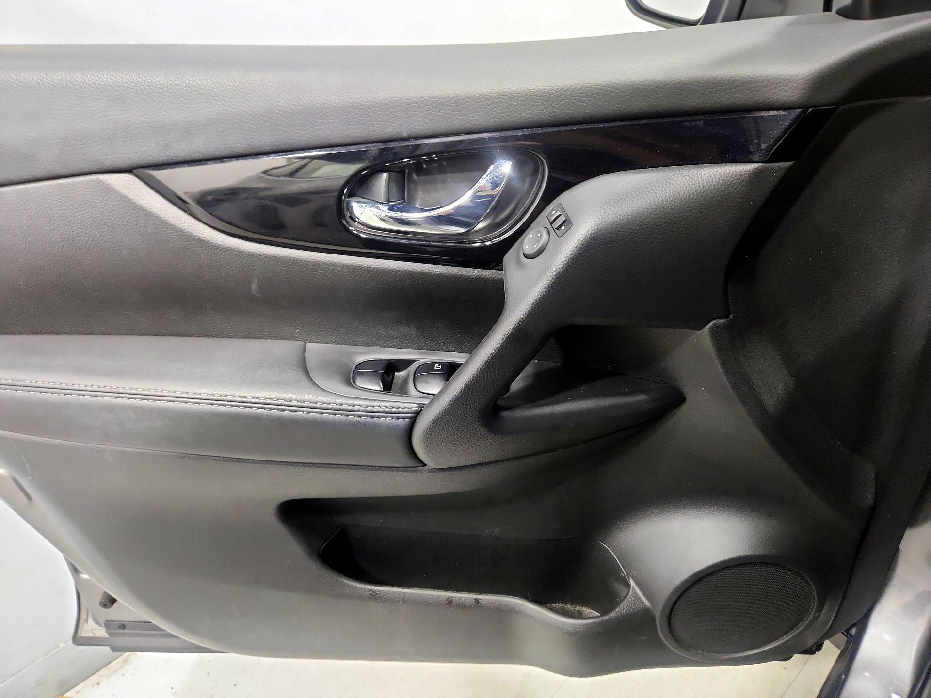 Thumbnail: 2020 Nissan Rogue Sport - 12