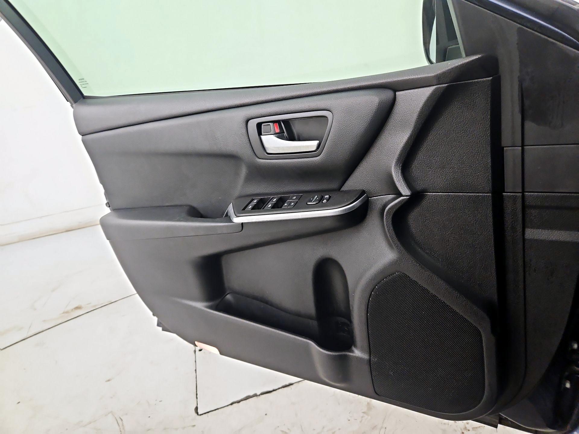 Thumbnail: 2016 Toyota Camry - 12