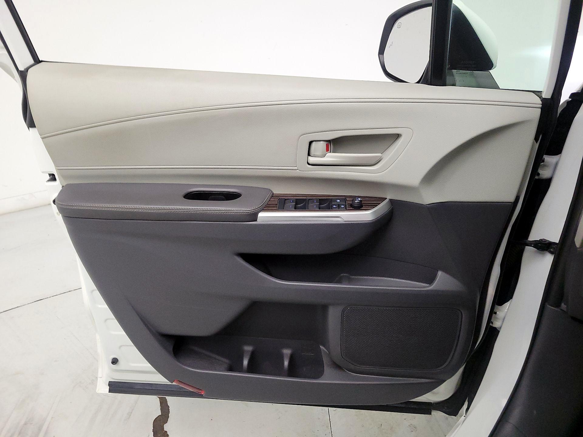 Thumbnail: 2021 Toyota Sienna - 12