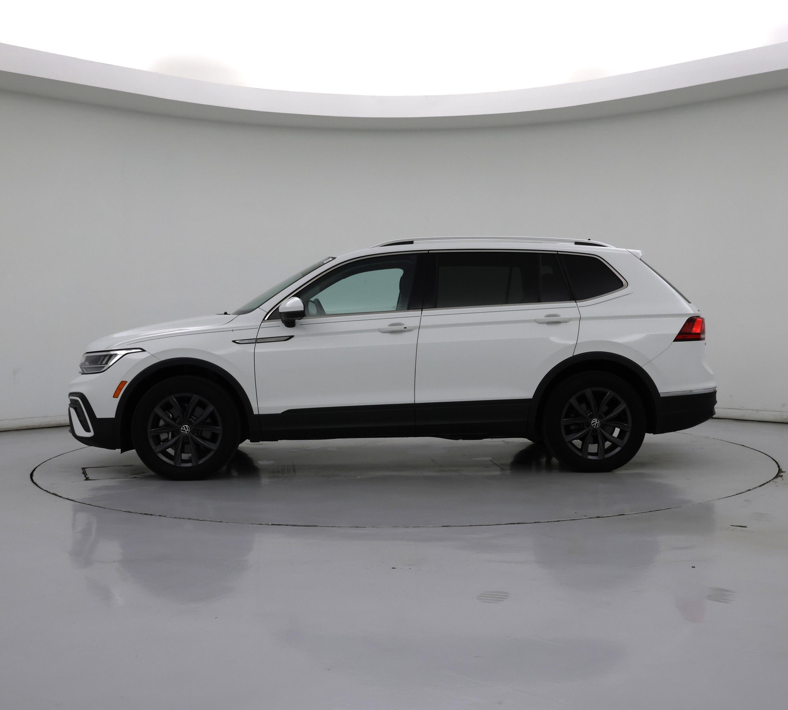 Thumbnail: 2022 Volkswagen Tiguan - 3