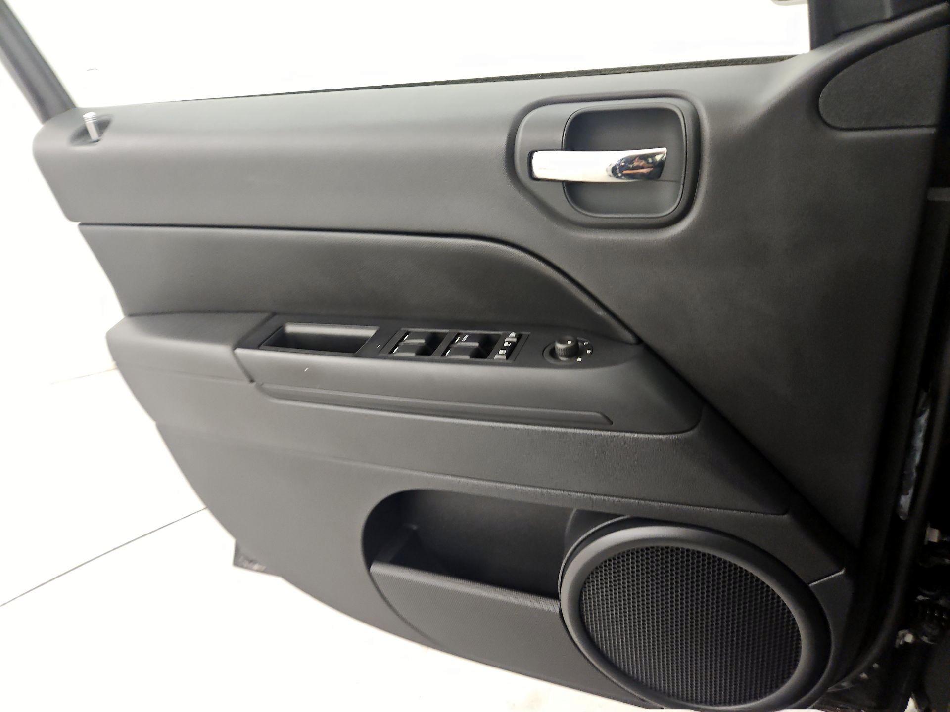 Thumbnail: 2015 Jeep Compass - 12