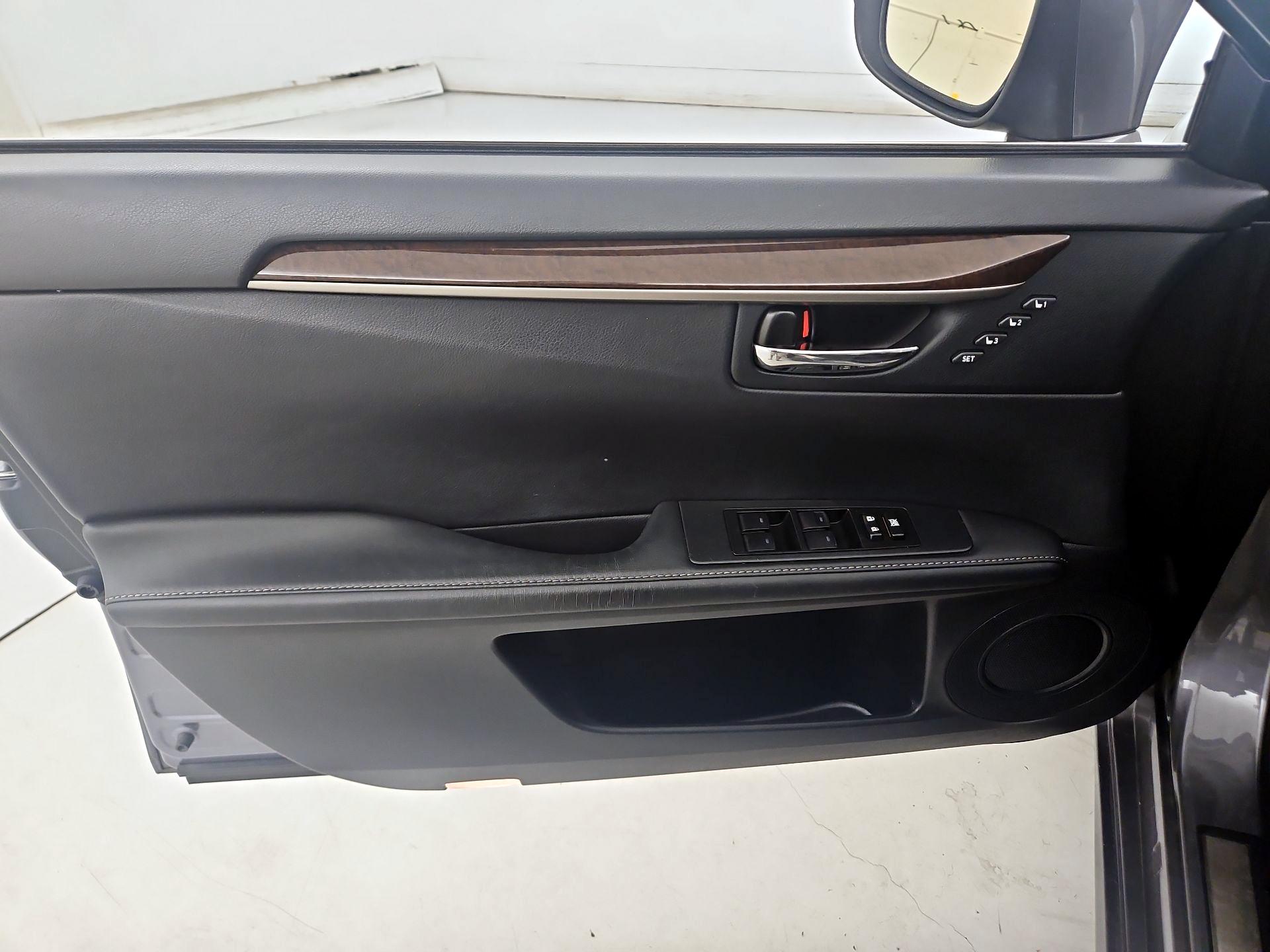 Thumbnail: 2015 Lexus ES - 12