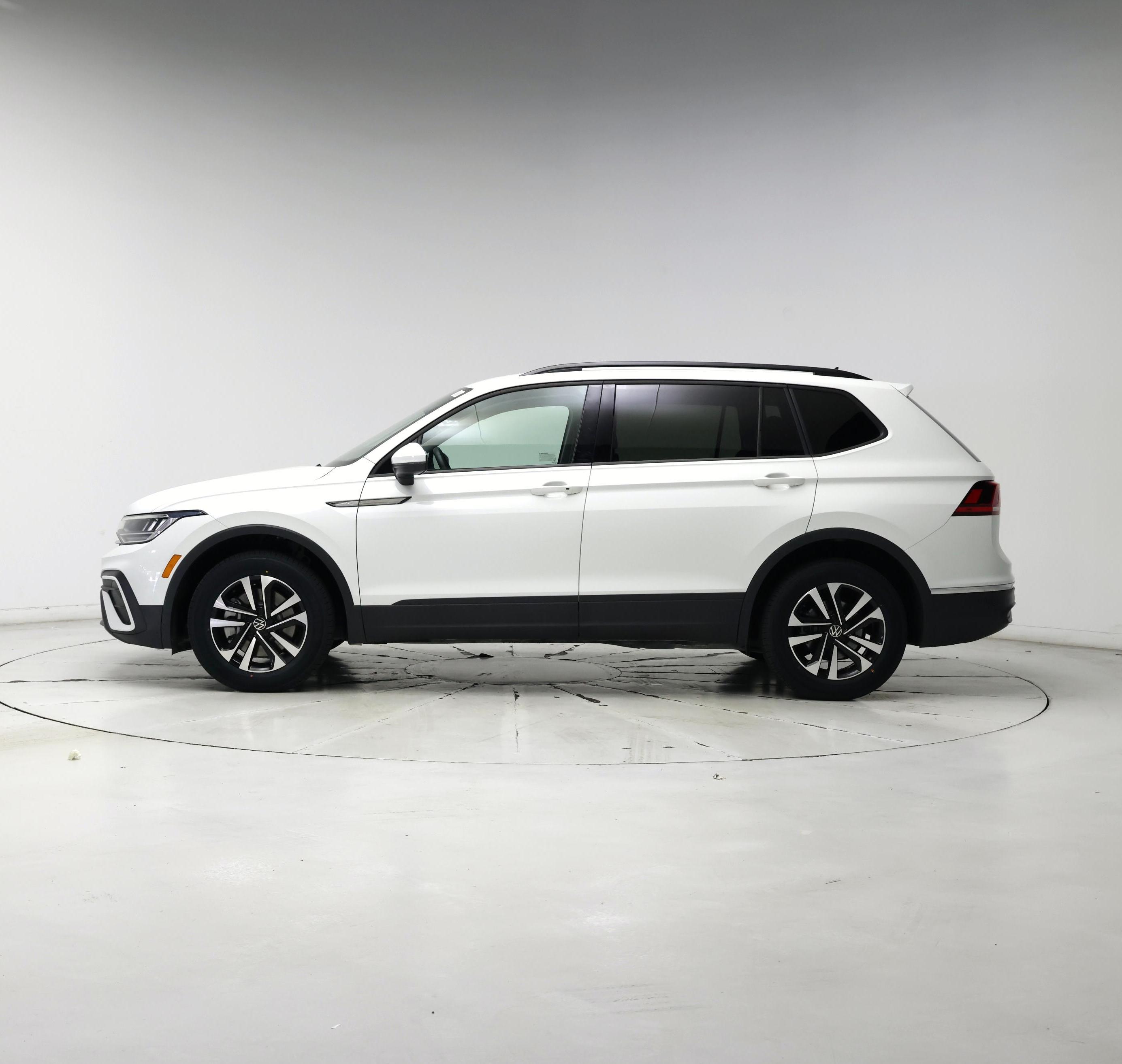 Thumbnail: 2023 Volkswagen Tiguan - 3
