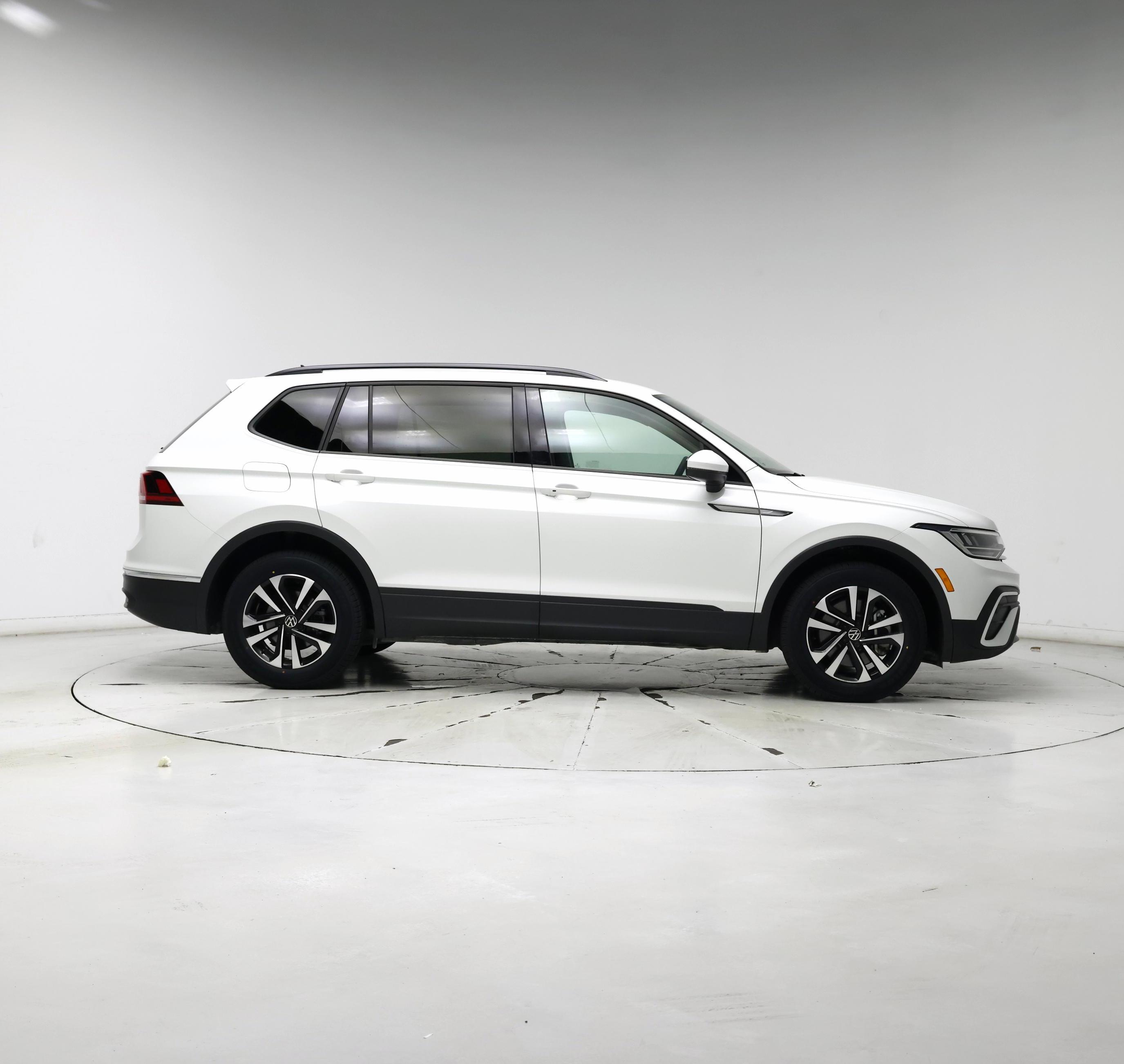 Thumbnail: 2023 Volkswagen Tiguan - 7
