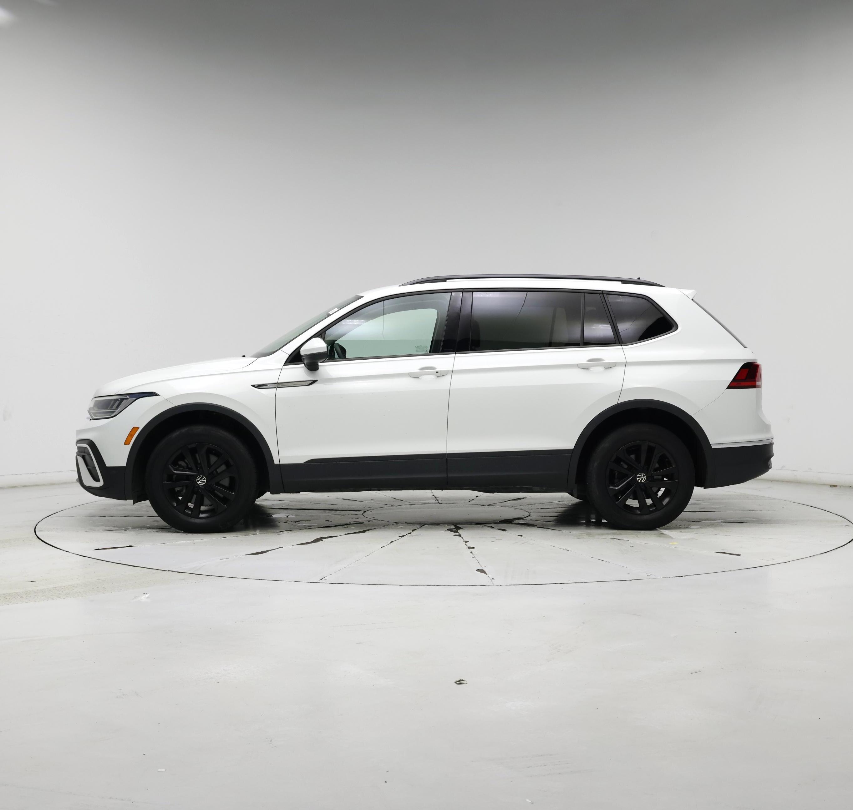 Thumbnail: 2022 Volkswagen Tiguan - 3