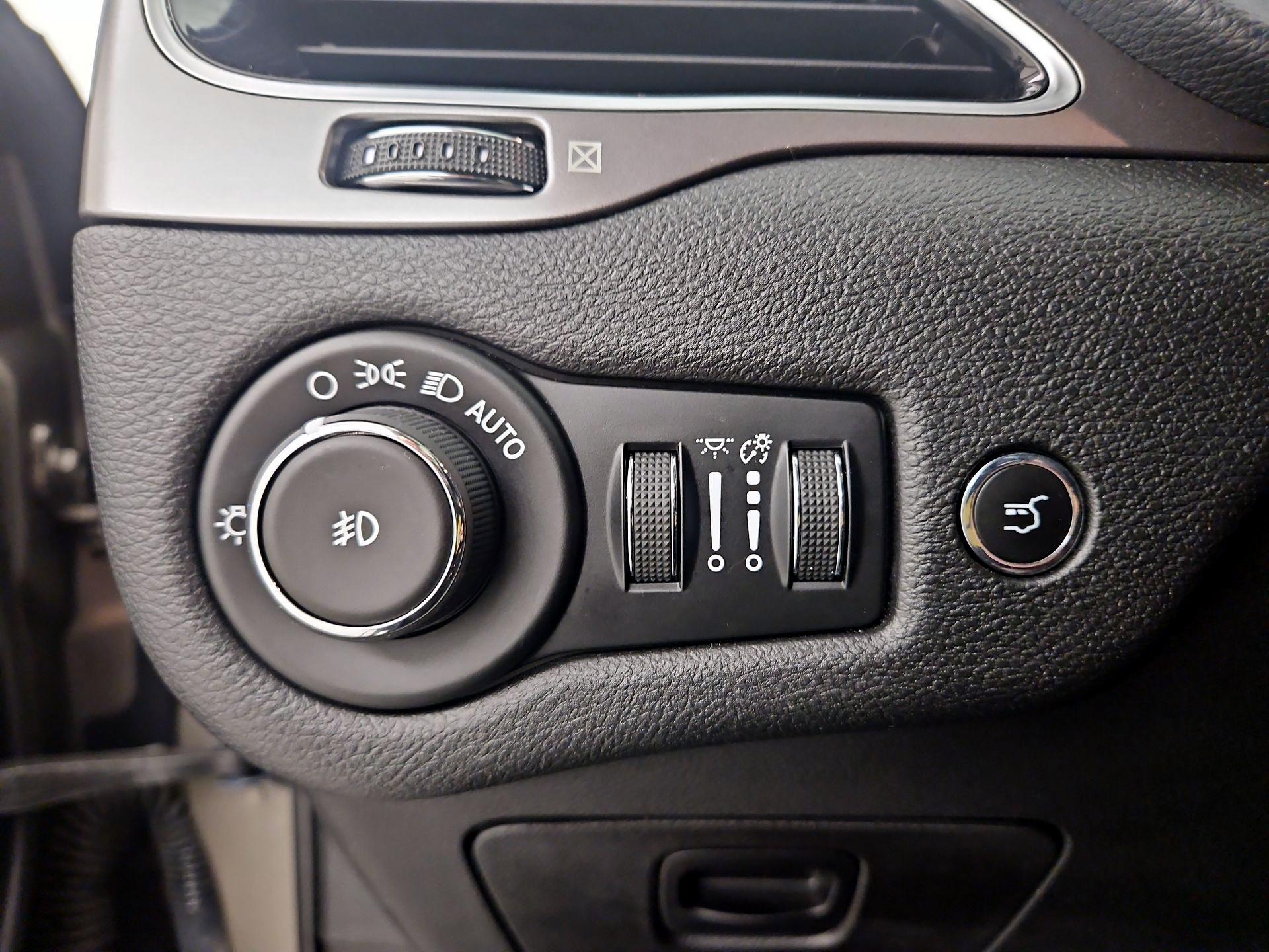 Thumbnail: 2019 Jeep Cherokee - 13