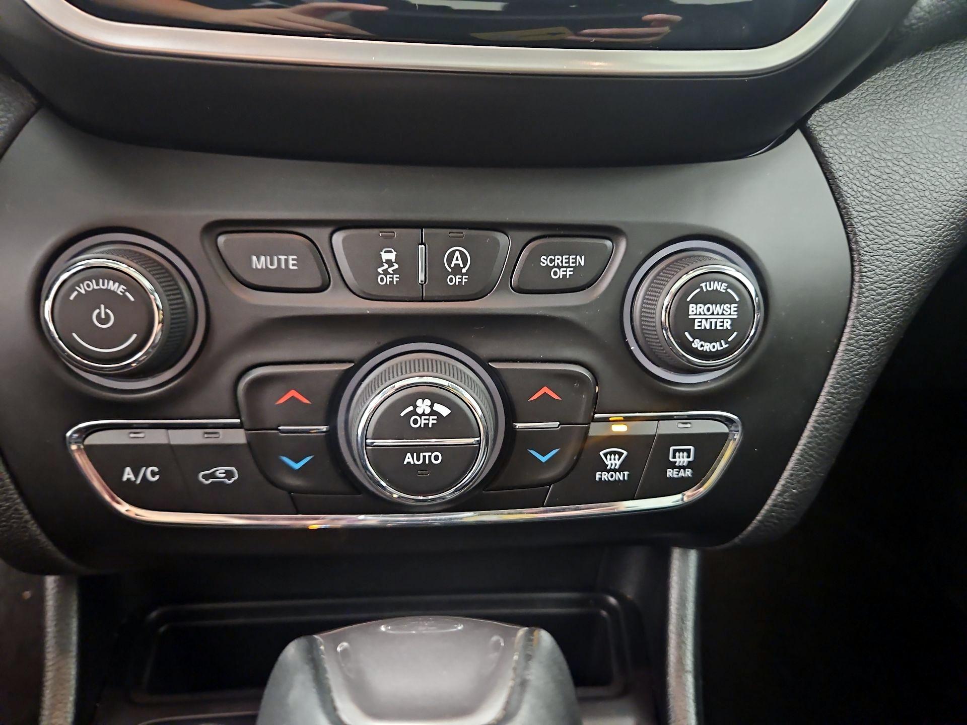 Thumbnail: 2019 Jeep Cherokee - 17