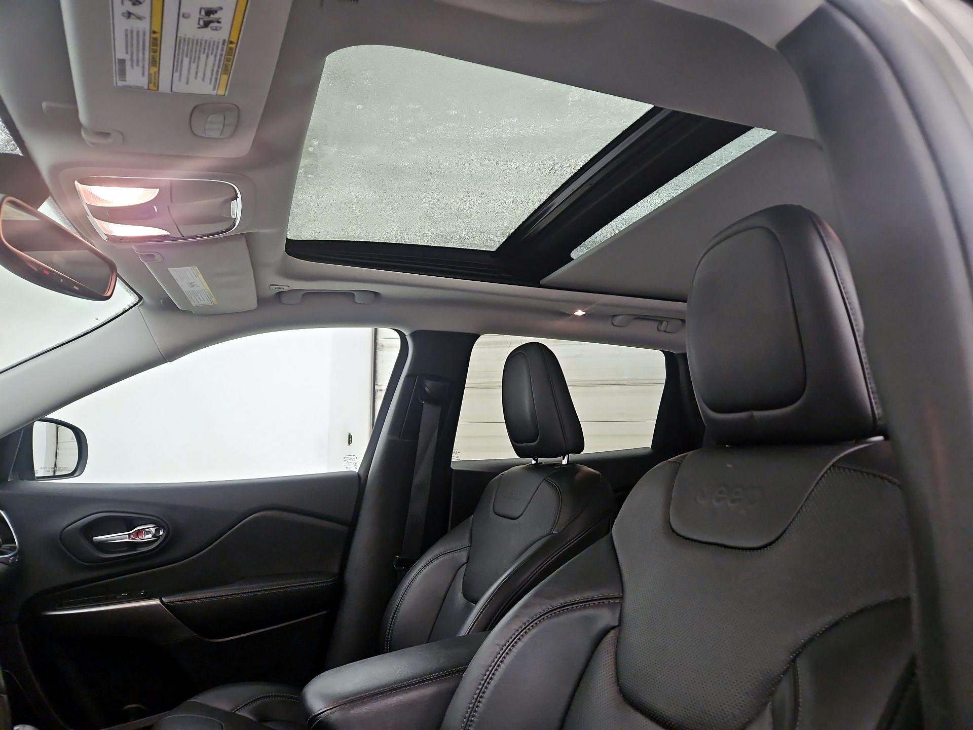 Thumbnail: 2019 Jeep Cherokee - 20