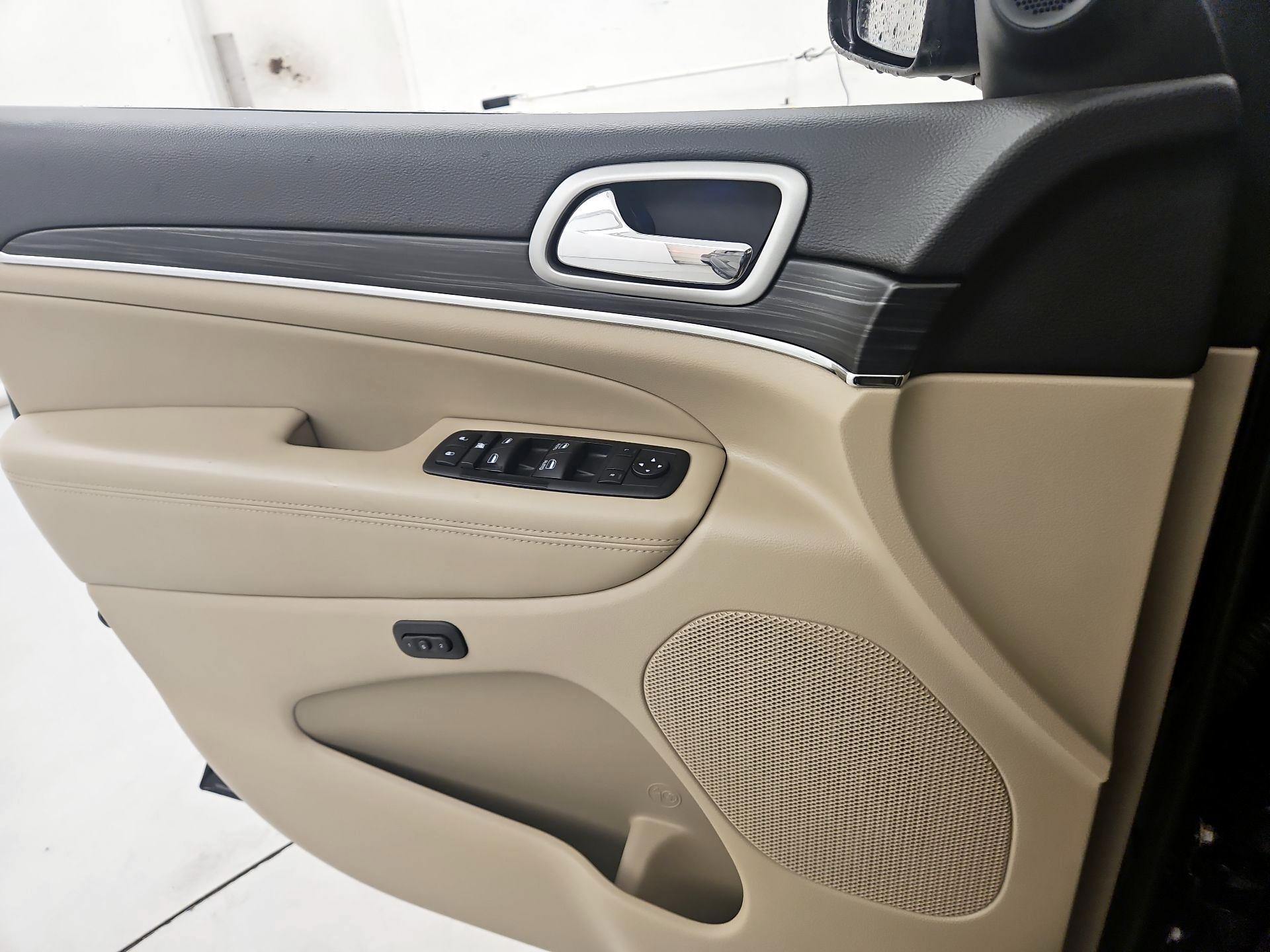 Thumbnail: 2020 Jeep Grand Cherokee - 12