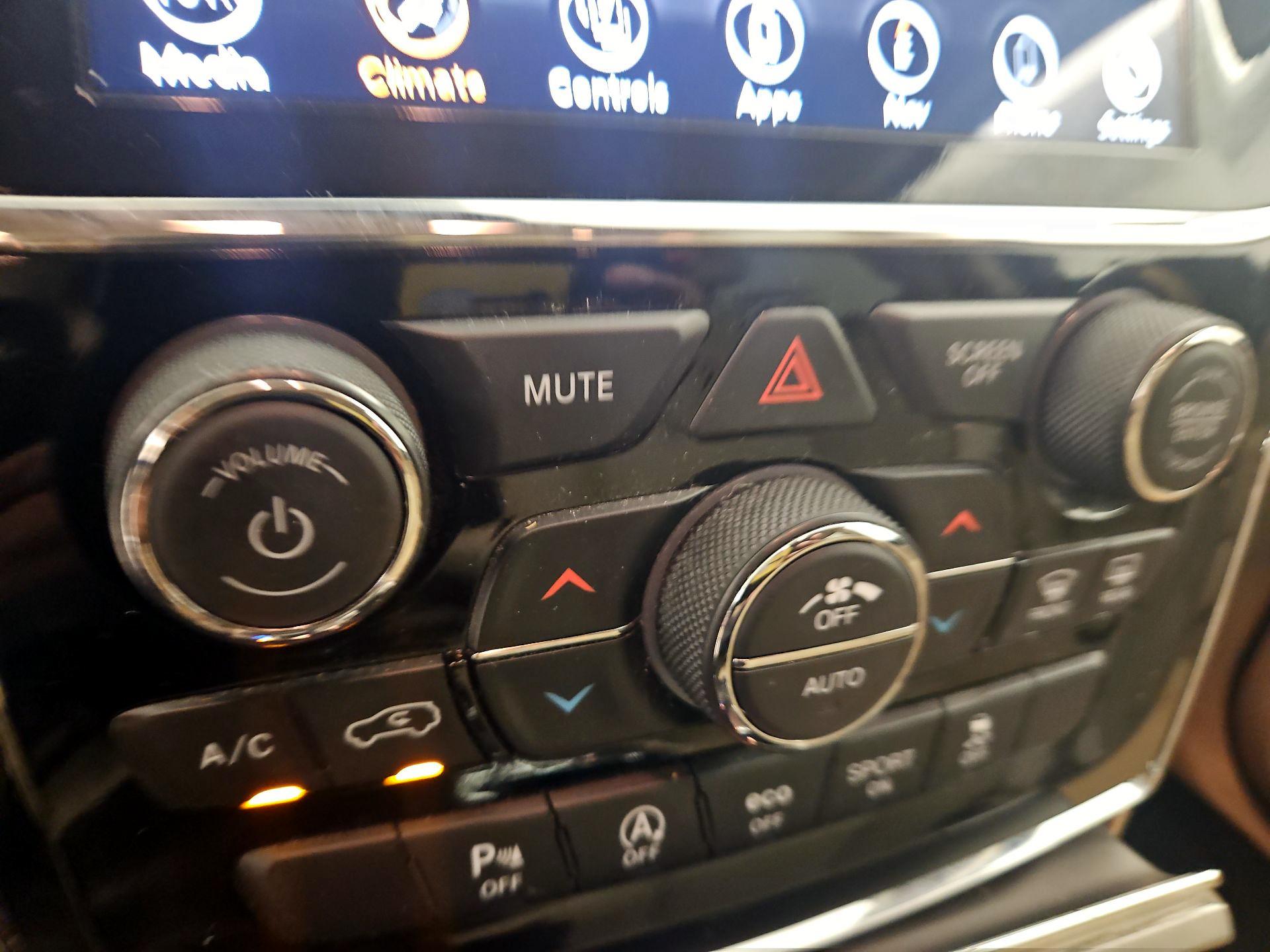 Thumbnail: 2020 Jeep Grand Cherokee - 16