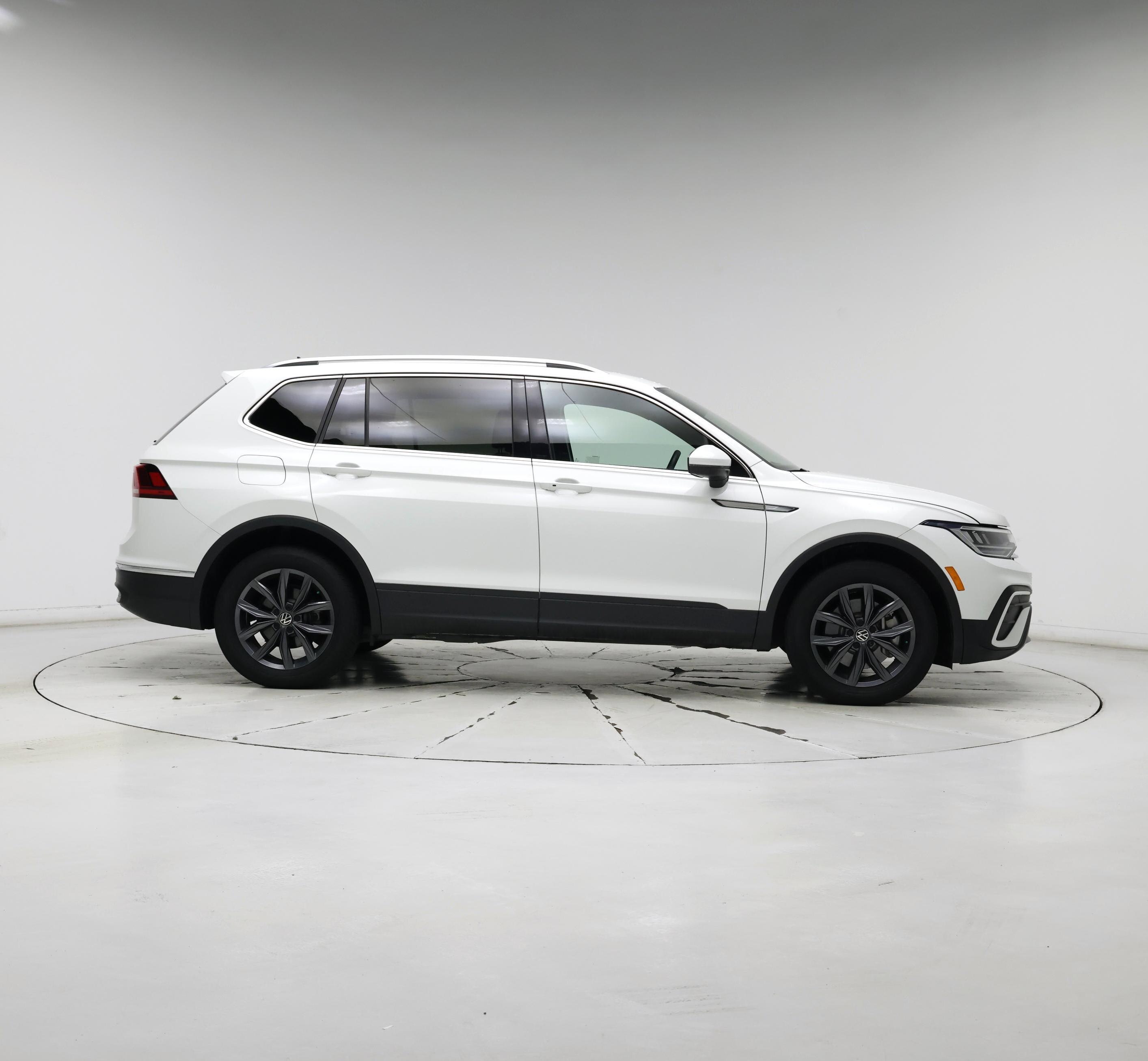 Thumbnail: 2022 Volkswagen Tiguan - 7