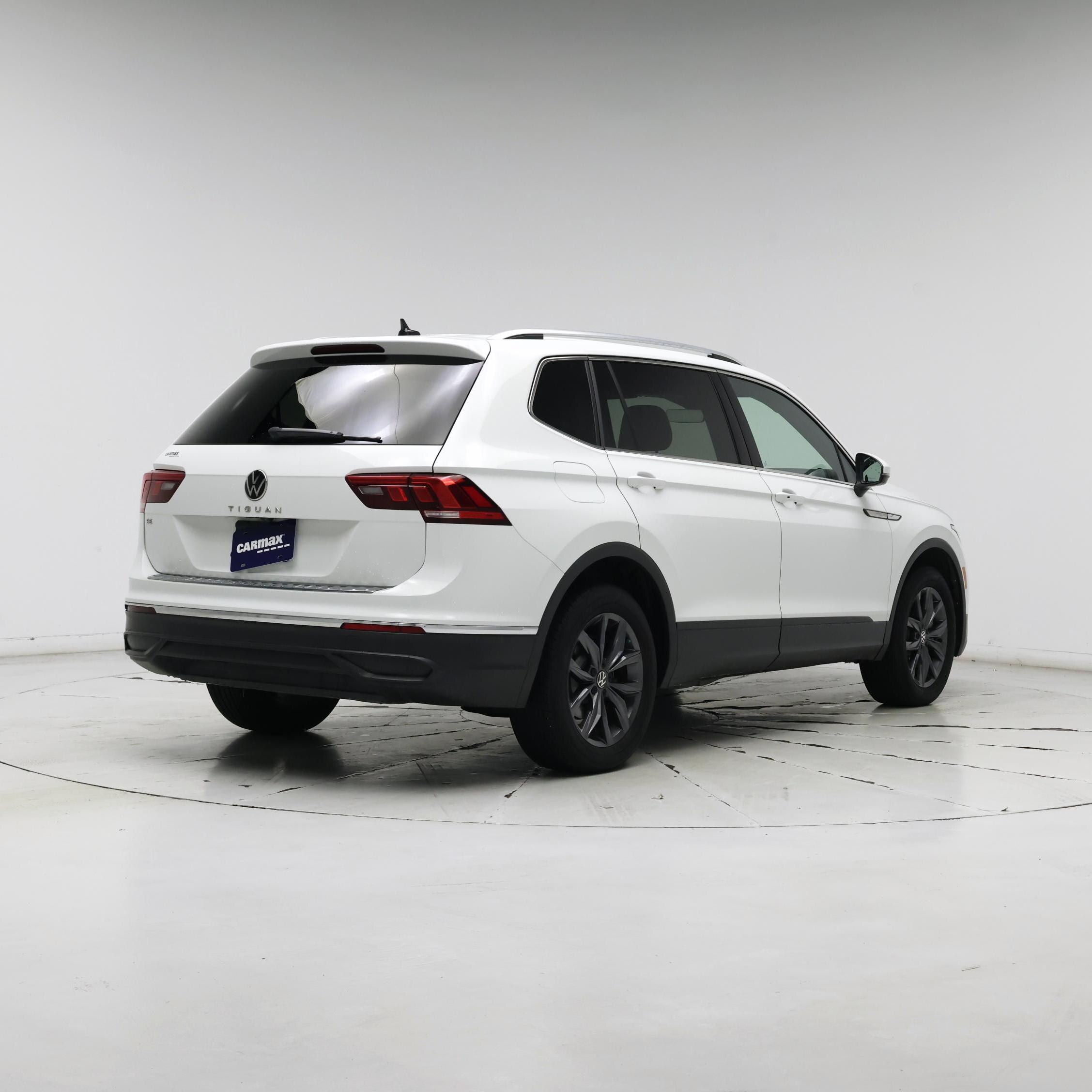Thumbnail: 2022 Volkswagen Tiguan - 8