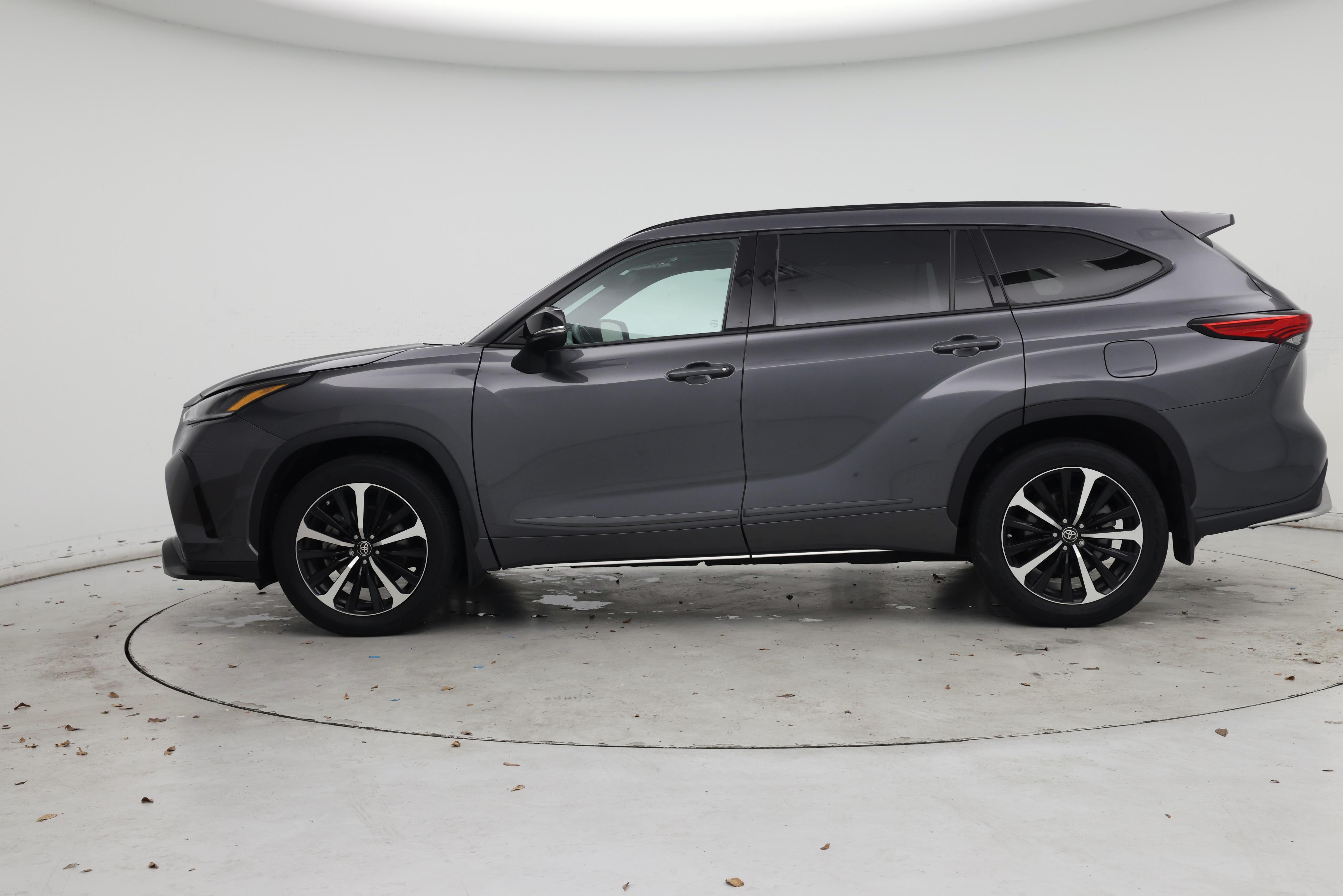 Thumbnail: 2022 Toyota Highlander - 3