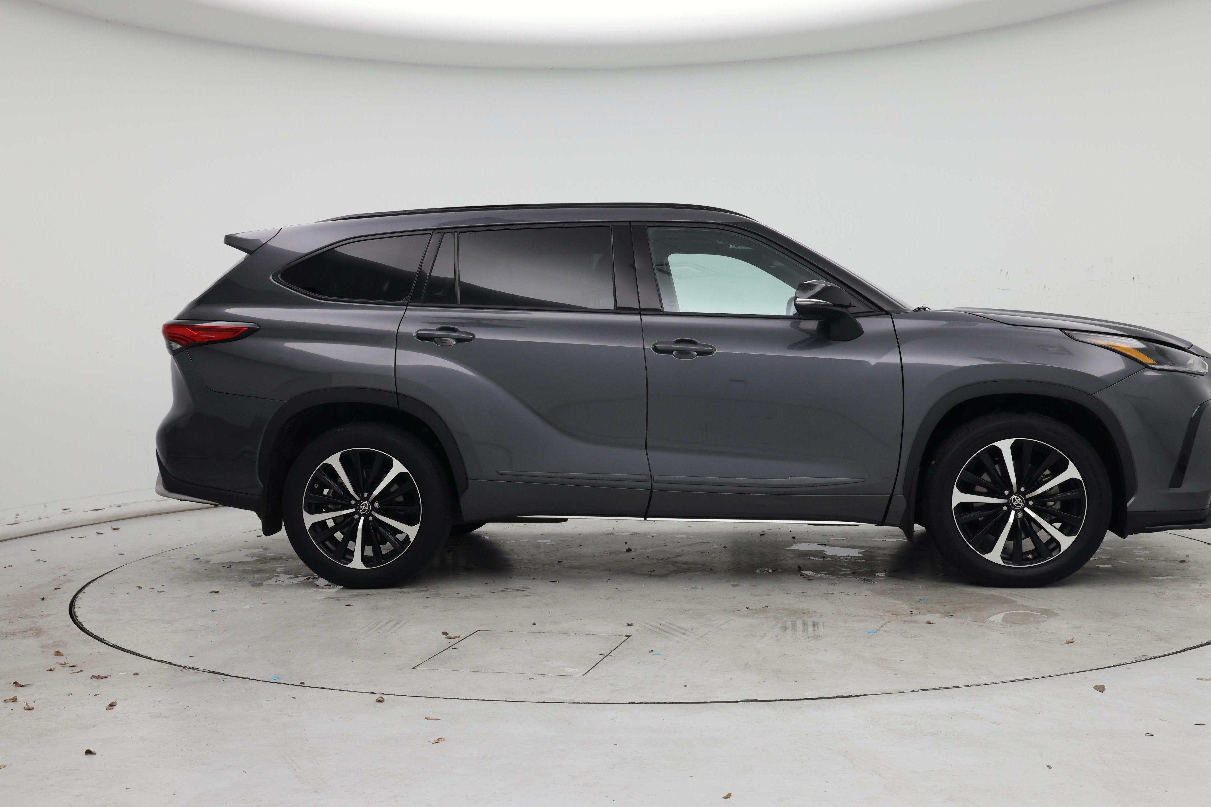 Thumbnail: 2022 Toyota Highlander - 7