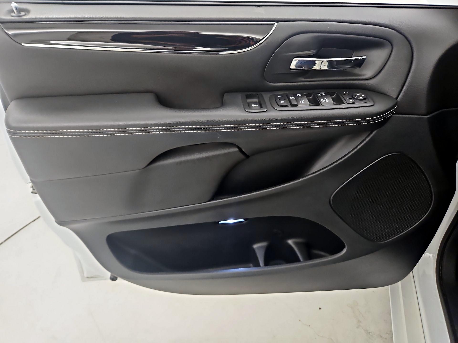 Thumbnail: 2018 Dodge Grand Caravan - 12