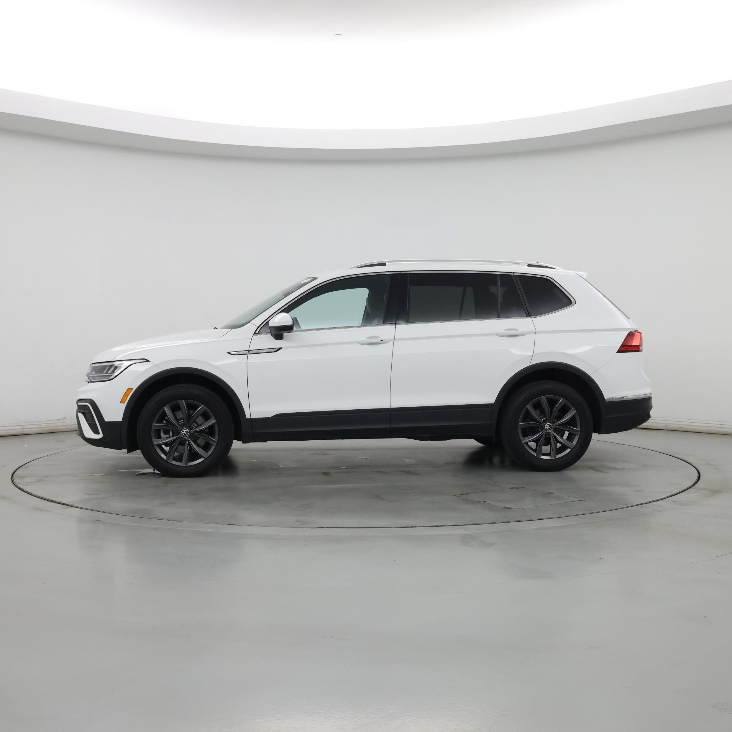 Thumbnail: 2022 Volkswagen Tiguan - 3