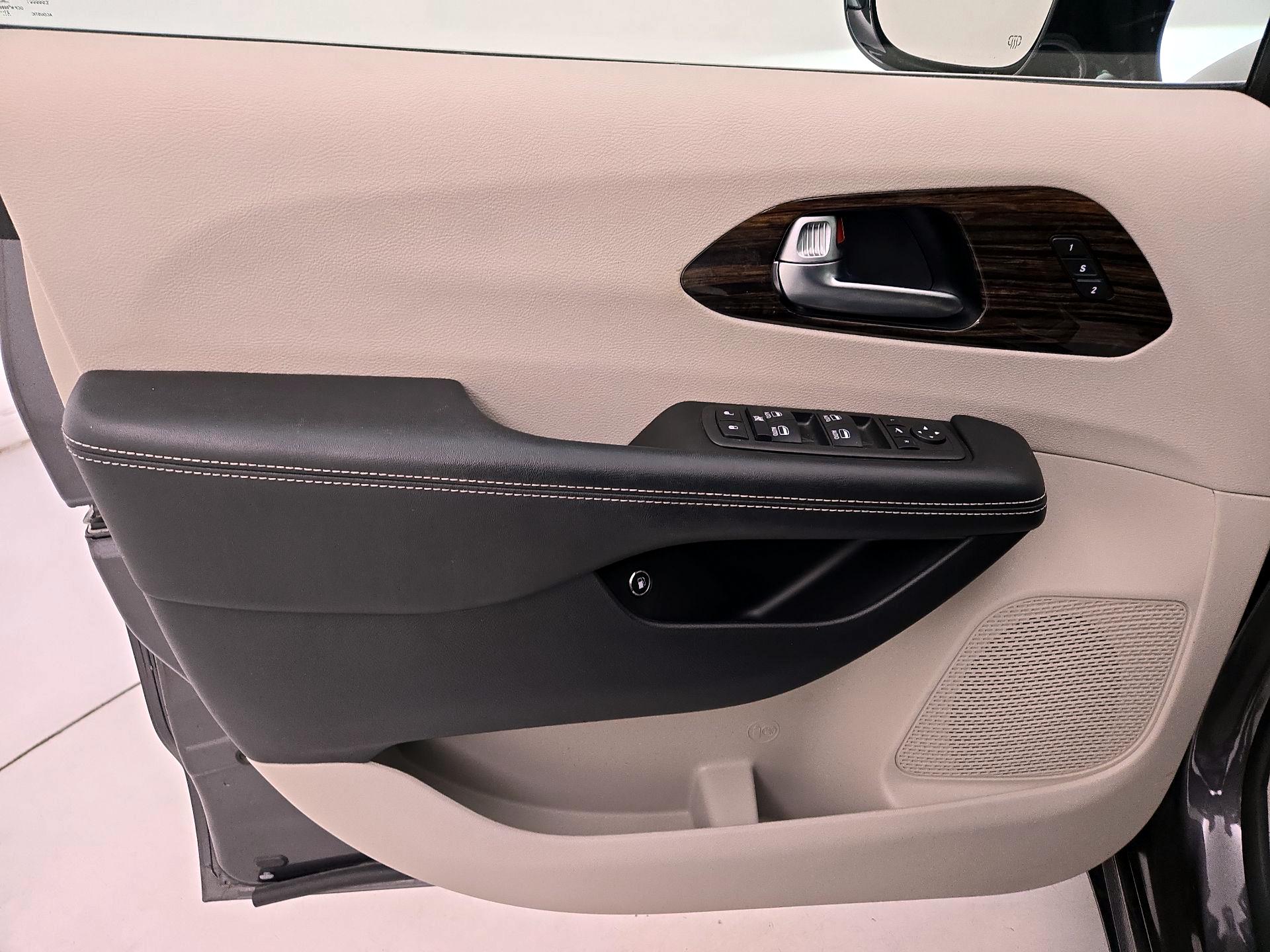 Thumbnail: 2023 Chrysler Pacifica - 12