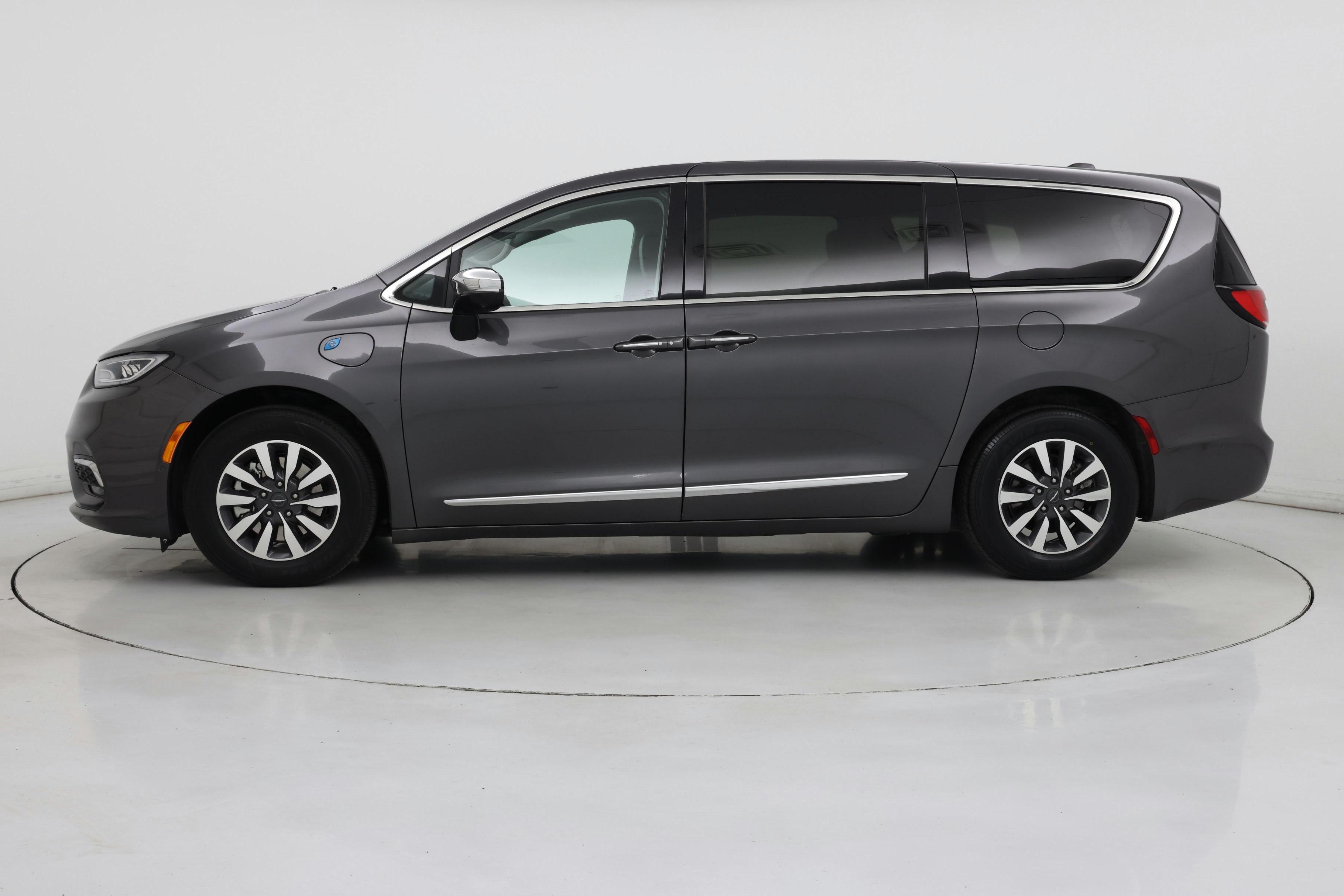 Thumbnail: 2023 Chrysler Pacifica - 3