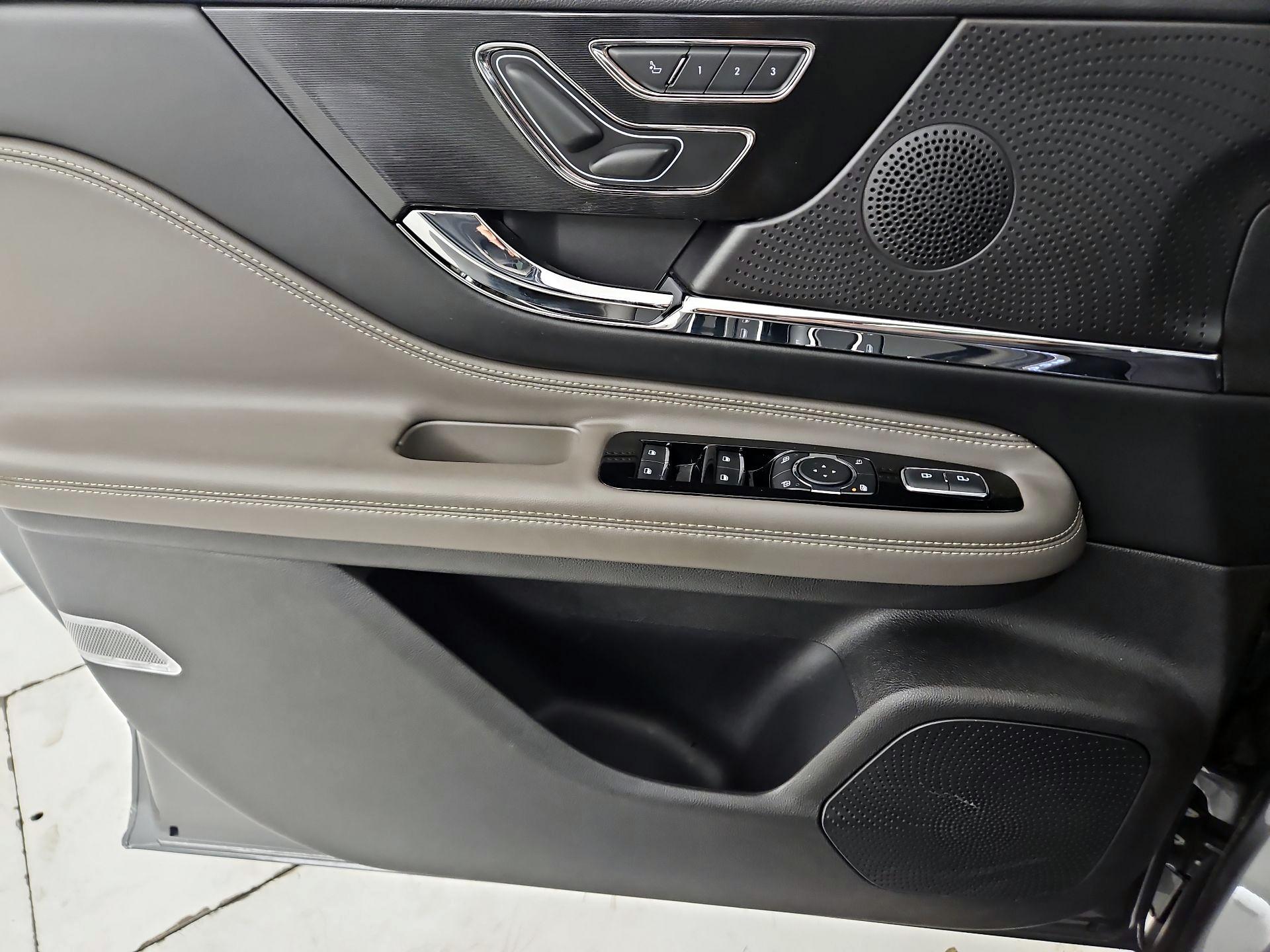 Thumbnail: 2023 Lincoln Corsair - 12