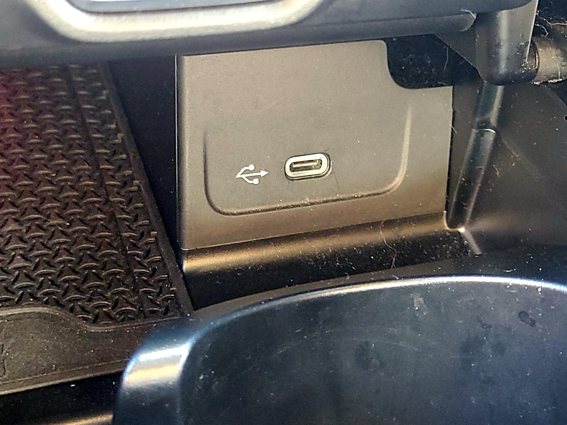 Thumbnail: 2023 Mercedes-Benz C-Class - 19