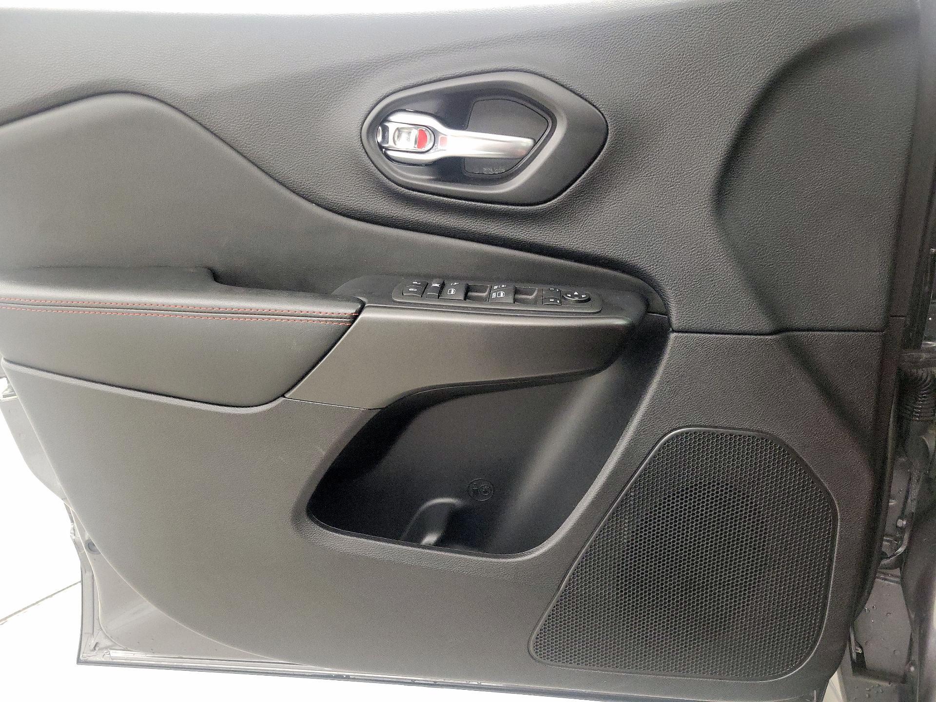 Thumbnail: 2021 Jeep Cherokee - 12