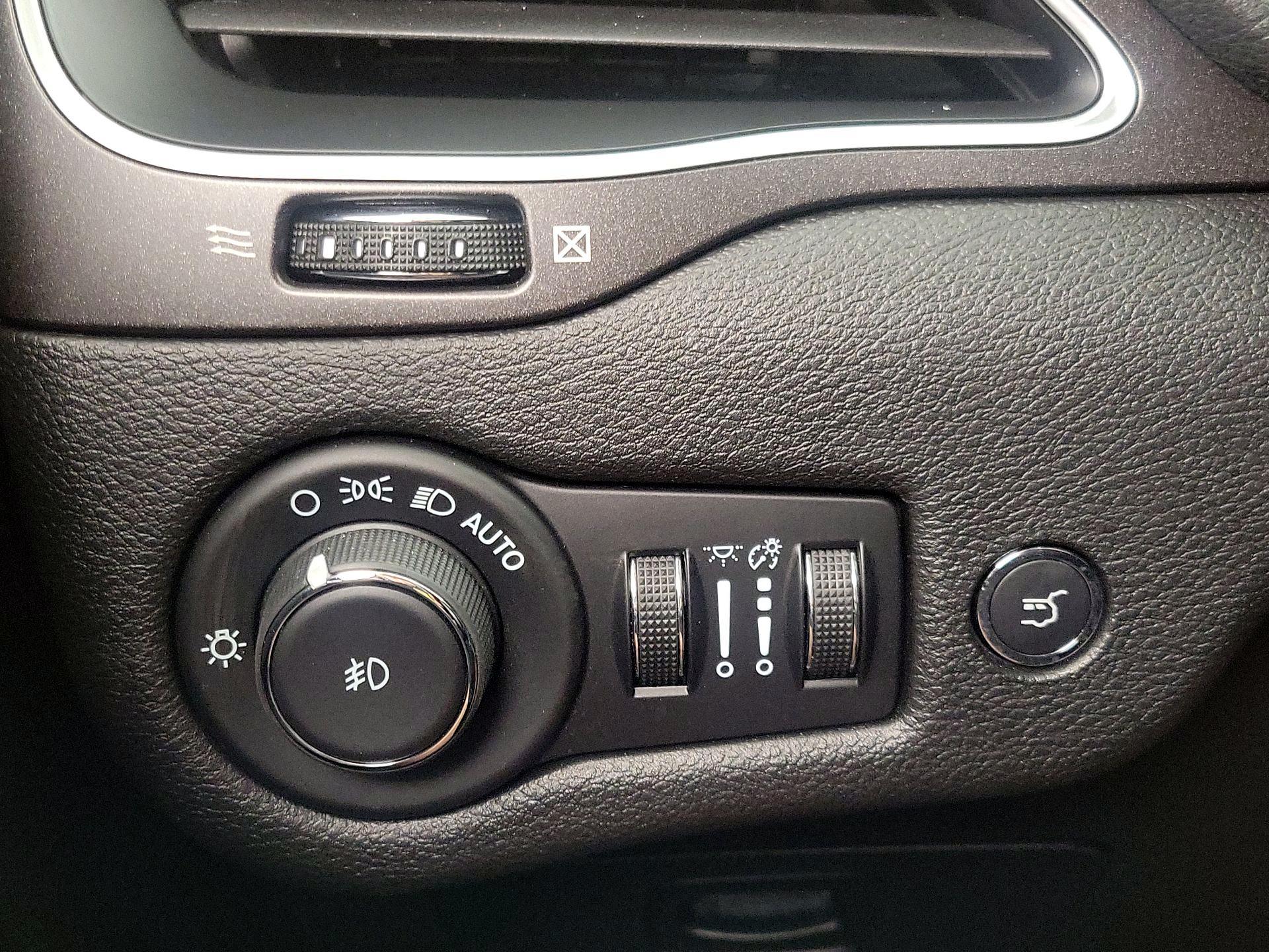 Thumbnail: 2021 Jeep Cherokee - 13