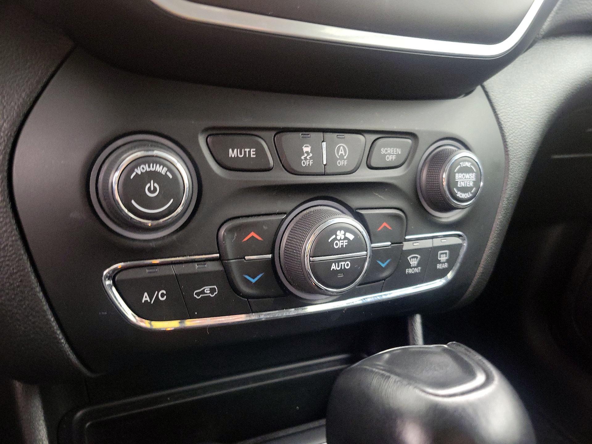 Thumbnail: 2021 Jeep Cherokee - 16